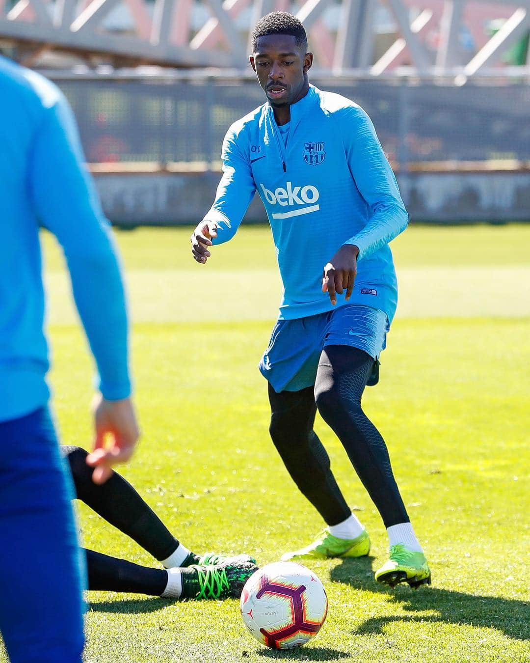 FCバルセロナさんのインスタグラム写真 - (FCバルセロナInstagram)「Look who’s training 👀 @o.dembele7 🔵🔴」4月4日 20時25分 - fcbarcelona