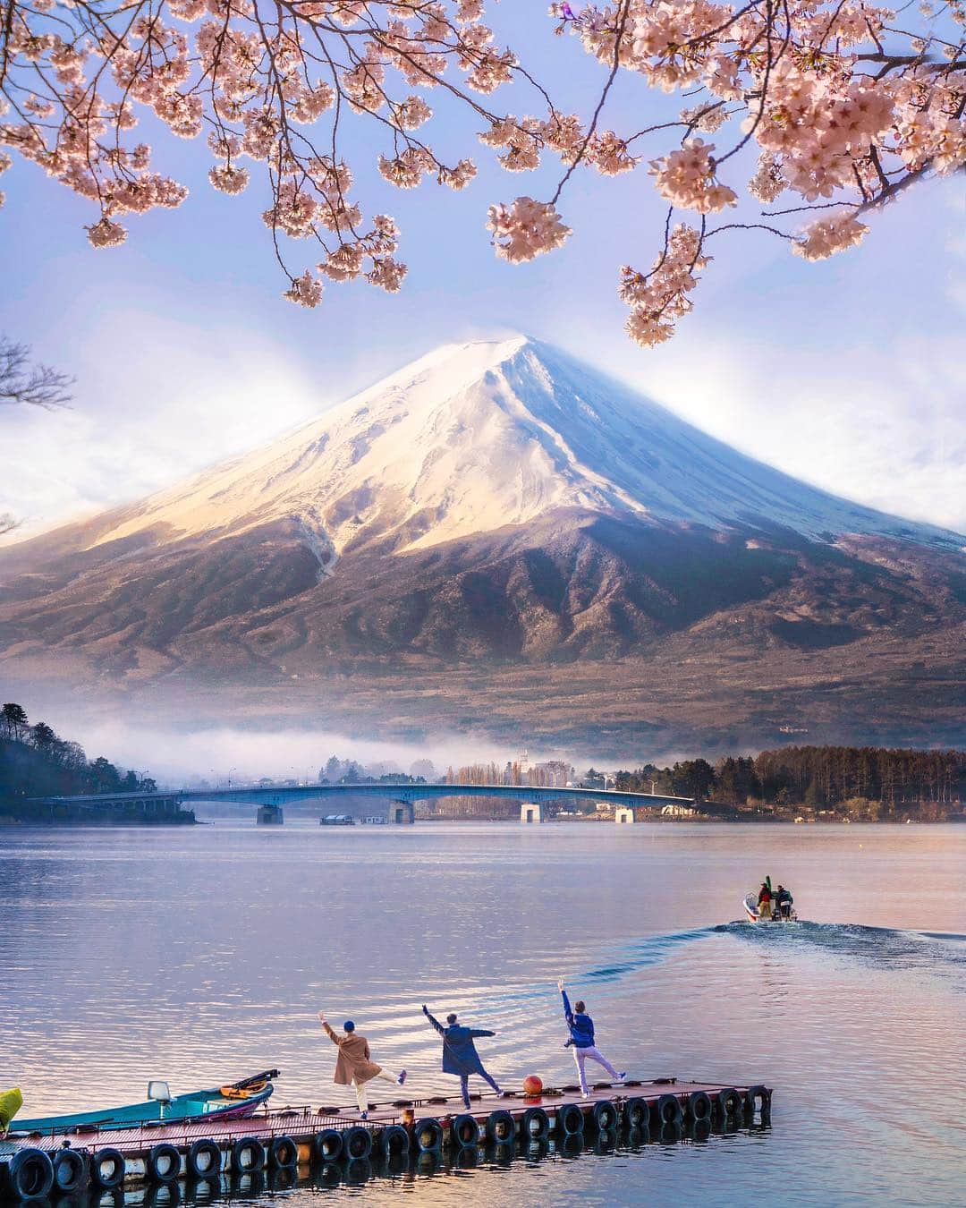 樂さんのインスタグラム写真 - (樂Instagram)「富士山の櫻🗻🌸 #Fuji #sakura #japan #富士  那天富士山露臉的早晨，把所有的點又都跑了一次! 日出的光照射到山頭真的超美，現場看真的只有感動可以形容😭」4月4日 20時25分 - ygt1016