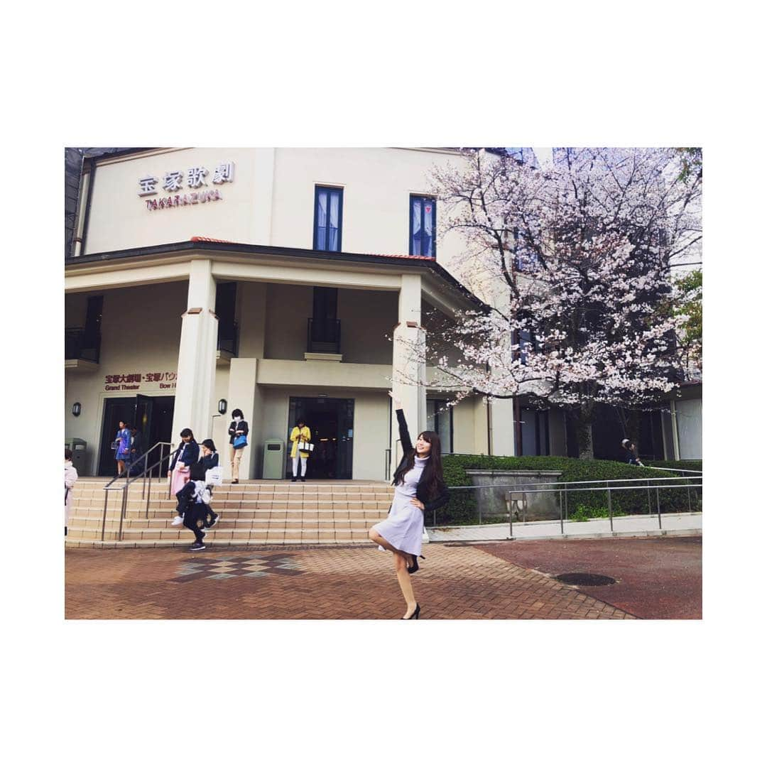 愛聖りささんのインスタグラム写真 - (愛聖りさInstagram)「. 中学生以来🏫人生2回目の #宝塚歌劇 見てきたよ🥺💕 とっても素敵だった〜👏✨ また観劇したいけど、次は #サロンドタカラヅカ 💄❤️ . #男役への強い憧れ #ハイタッチで大興奮 #花のみちとお土産屋さんで小一時間遊ぶ #2人だけ大はしゃぎ #せっかくお嬢様な格好で行ったのに台無し #宝塚 #月組 #夢現無双 #krungthep」4月4日 20時26分 - risa_aise