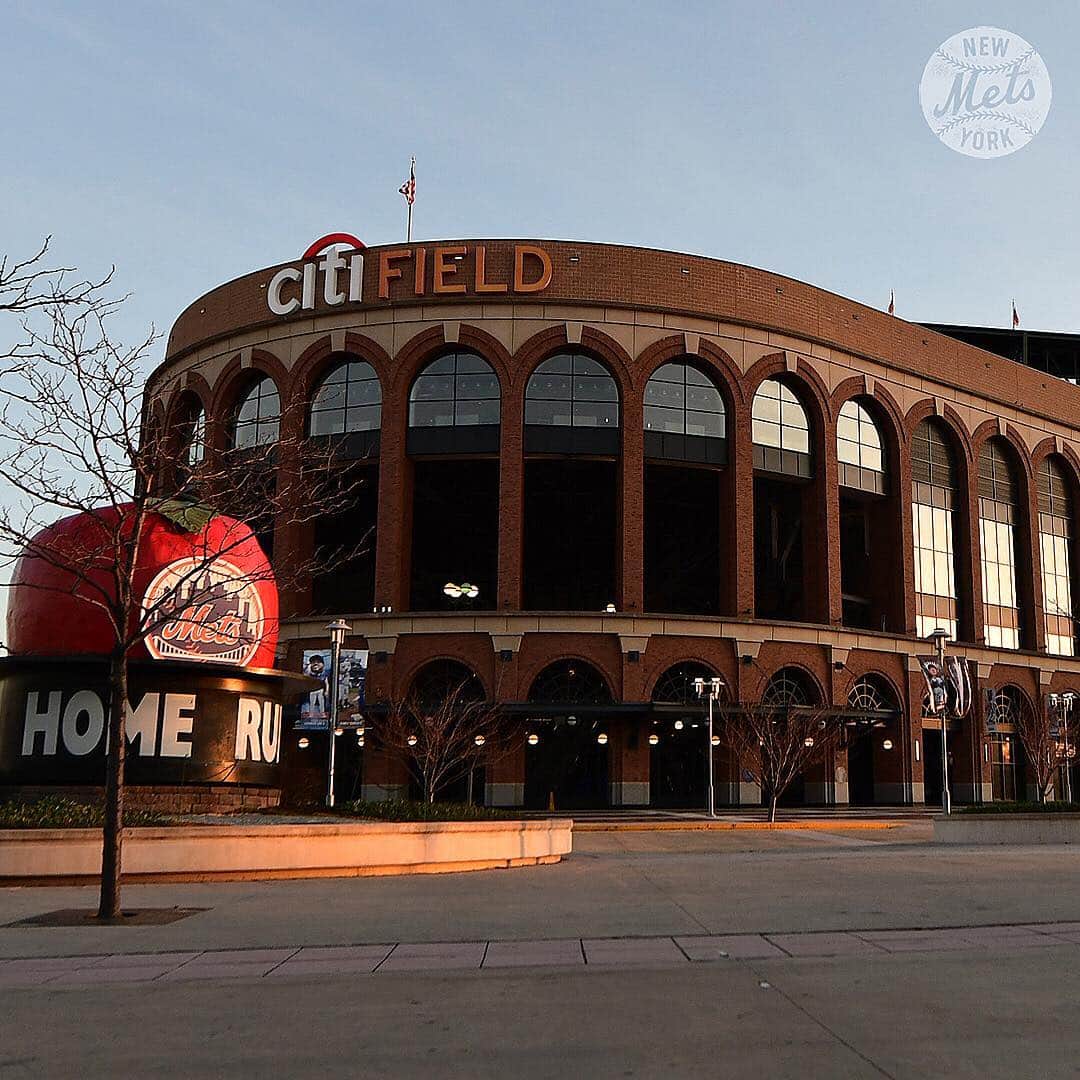 ニューヨーク・メッツさんのインスタグラム写真 - (ニューヨーク・メッツInstagram)「🌇🍎⚾️😍 #OpeningDay #LGM #Mets」4月4日 20時26分 - mets