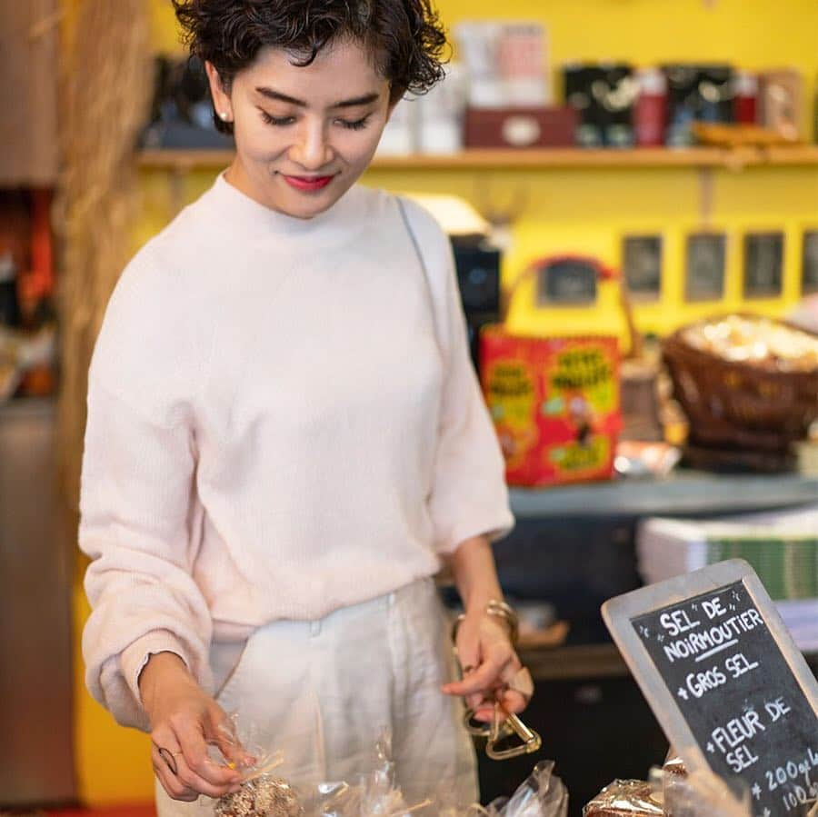 コントワー・デ・コトニエ ジャパンさんのインスタグラム写真 - (コントワー・デ・コトニエ ジャパンInstagram)「. Takako Shirasawa in Paris 人気ファッションエディターの#白澤貴子 さんが考える、服の楽しみ方。  春の陽気が眩しい日。 そんな空にぴったりの、淡いパステルピンクのニットで、サンマルタン運河添いを、とことこと。 . 続きはプロフィールのURLより☞  #comptoirdescotonniers  #コントワーデコトニエ  #コトニエスタイル #読みもの #とことこと」4月4日 20時27分 - comptoirdescotonniers_japan