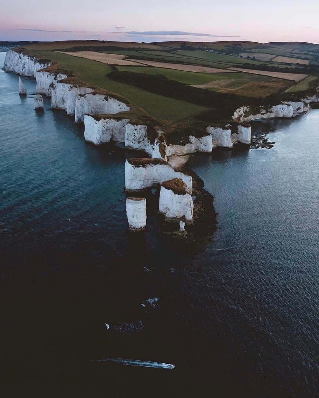 Discoveryさんのインスタグラム写真 - (DiscoveryInstagram)「“Drone shot from Old Harry Rocks in Dorset, on the South Coast of England. 🇬🇧Having only been to London and Liverpool prior to this, the landscape along the coast felt like a big change. I never thought England could look like this!" 🙌🏻 📸 + caption by Mads Nordsveen (@mads) . . . . #wow #droneshot #explore #England #OldHarryRocks #travel #nature #photography #potd #photooftheday #Dorset」4月4日 20時28分 - discovery