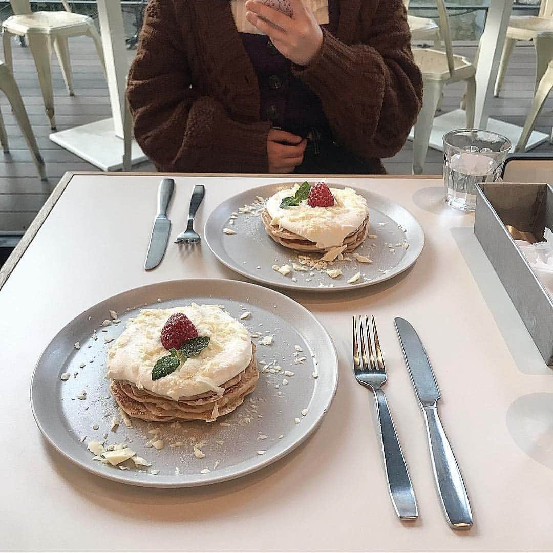 isutaさんのインスタグラム写真 - (isutaInstagram)「. 大阪・梅田にある人気のカフェ「スーホルムカフェ」をご紹介！ . たっぷりの生クリームにいちご、ホワイトチョコがトッピングされた「ホワイトチョコのパンケーキ」が今インスタで人気なんです♡ . シンプルなテーブル、食器に盛り付けられたパンケーキは、見た目がとっても可愛いですよね！ . もちろん味も絶品なので、甘いものが好きな女の子はぜひ行ってみてください！ _____ スーホルムカフェ Open：月・木・日・祝日 10:00-21:00 / 金土 10:00-22:00 access：大阪府大阪市北区大深町3-1グランフロント大阪北館1Fアクタス梅田店内 _____ photo by @___myuxo @__mik21_ . #isuta #isutapic #isutacafe #イスタ #大阪カフェ #スーホルムカフェ」4月4日 20時31分 - isuta_jp