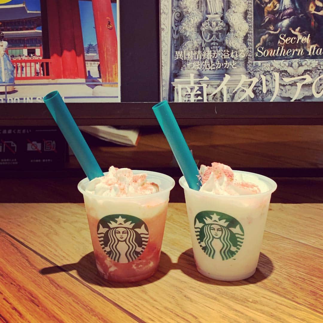 くろさんのインスタグラム写真 - (くろInstagram)「試飲いただき🍓 #strawberryverymuchfrappuccino」4月4日 20時32分 - m6bmw