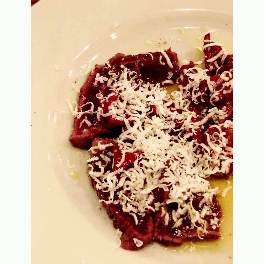 山本千織さんのインスタグラム写真 - (山本千織Instagram)「少し前。札幌からお店をやっている古い友達が来て東北沢のゲレロ @guerrero_shimokita へ。 桜エビが貼りついてるセッポリーニがめちゃくちゃ美味しい！！ 貼りついて衣になってるの初めて食べた。 ドライトマトと馬肉が渾然一体となってるのも、当たりつけて口に入れた時のバランスが楽しくて美味しかった！ 久々に札幌の友人との食事。 私は東京へ来て飲食店というものから遠ざかったのだけど、普段やってることは飲食店業務とほぼ同じで、ただお客さんを待つことをしなくなってしまったのだけど、同じくらいの年齢の友達がまだお店をずっと続けていて、たいへんさとか達成感とか工夫とかそんな話を一緒にするのは大好きで、 なのでこの夜はとても幸せでした。ピザ3枚食べたしな。」4月4日 20時33分 - chiobenfc