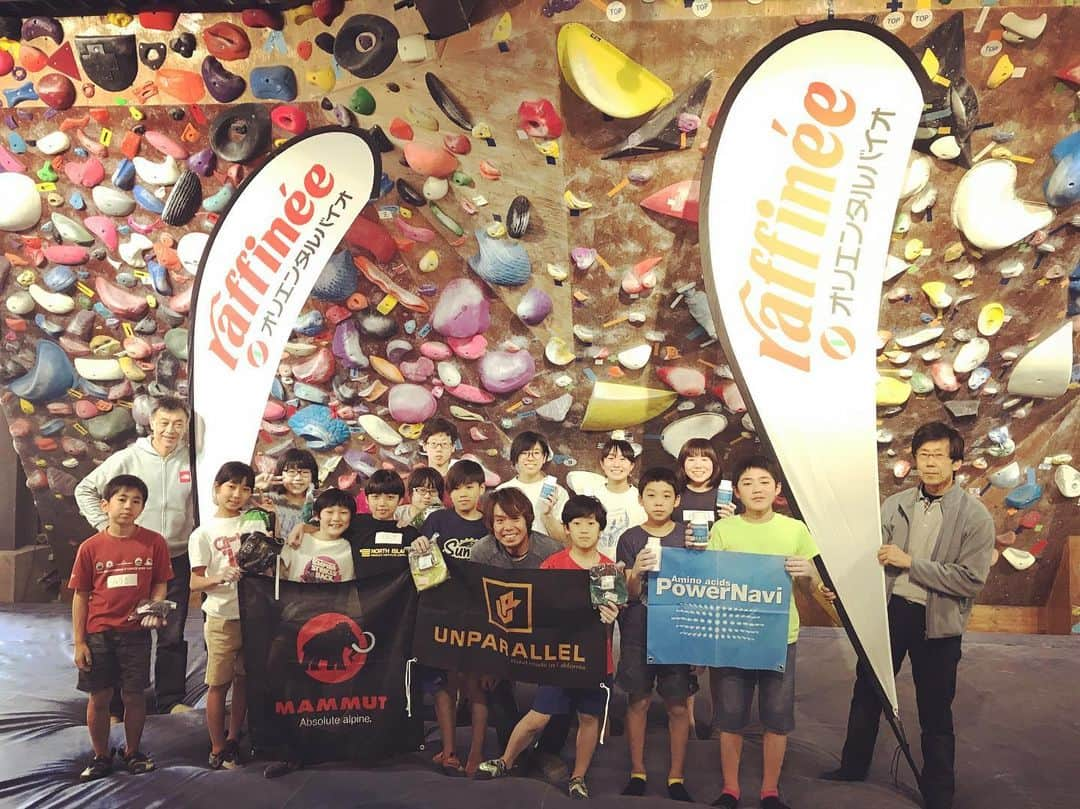 伊東秀和さんのインスタグラム写真 - (伊東秀和Instagram)「Athlete lesson🌈 @be_born_climbing_gym ✨ 小中学生を中心にジムを貸し切ってのグループレッスン💫北海道や山形などからも参加がありモチベーションを高め合える同世代が集まりました⤴️レッスン中も地味なウォームアップから実践。トレーニングまで終始、本気で取り組みながらも笑顔で、みんな最後までレッスンに集中してくれました👌 小さい身体からエネルギーが溢れていていました。応援し合ったり常に元気にトレーニングに取り組む時間になりました。これからの日本の次世代の成長も楽しみです👍今回のレッスンで伝えた事を、知識だけでなく、しっかり実践で積み上げて時間をかけて本当の知識にしていって下さい😁また成長した登りを見せてくれる事を楽しみにしてます🌈 @orientalbio1991 @skya_cs_sports_tv @mammut_japan @camp1889 @unparallelup #powernavi  #オリエンタルバイオ #mammut #camp #アスリート #レッスン #成長 #道 #トレーニング #ヒデスク #笑い #高め合い #チーム #enjoy #challenge #jfa」4月4日 20時33分 - hide9a2019