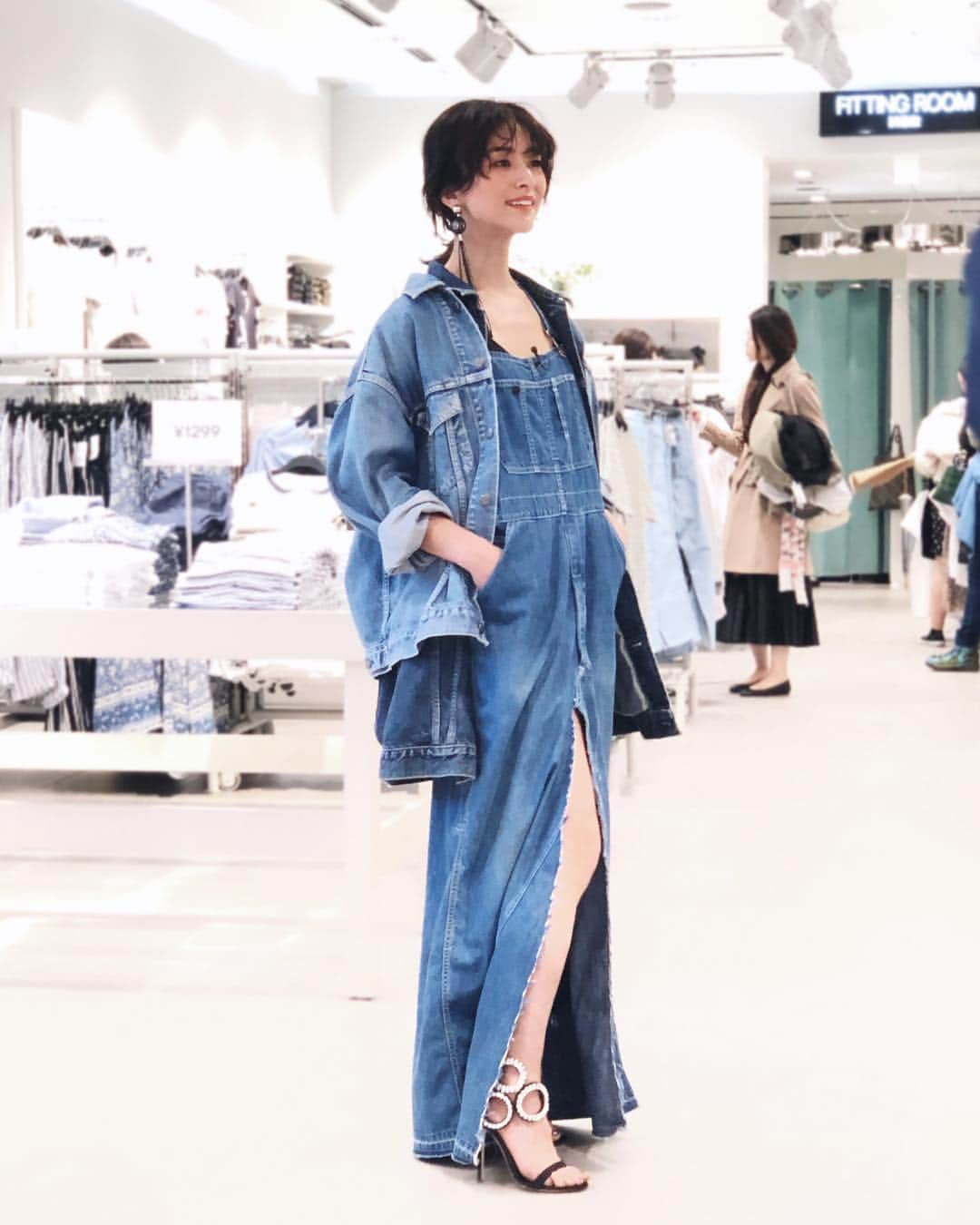 Yoshiko Kris-Webb クリス-ウェブ佳子さんのインスタグラム写真 - (Yoshiko Kris-Webb クリス-ウェブ佳子Instagram)「at @hm 本日の渋谷H&Mでの撮影にと、スタイリストの朝倉豊さんが用意してくれたコーディネート。どっっわい好きでした😍ヘアメイクは韓国コスメフリークのムロちゃんでした！  Styling by @stylist_yutaka Hair & Makeup by @murohashiyuki  デニムウエアはすべてスタイリスト野口強さんがディレクションする @mine_denim / サンダルは @giuseppezanotti / ピアスは @the_dallas」4月4日 20時33分 - tokyodame