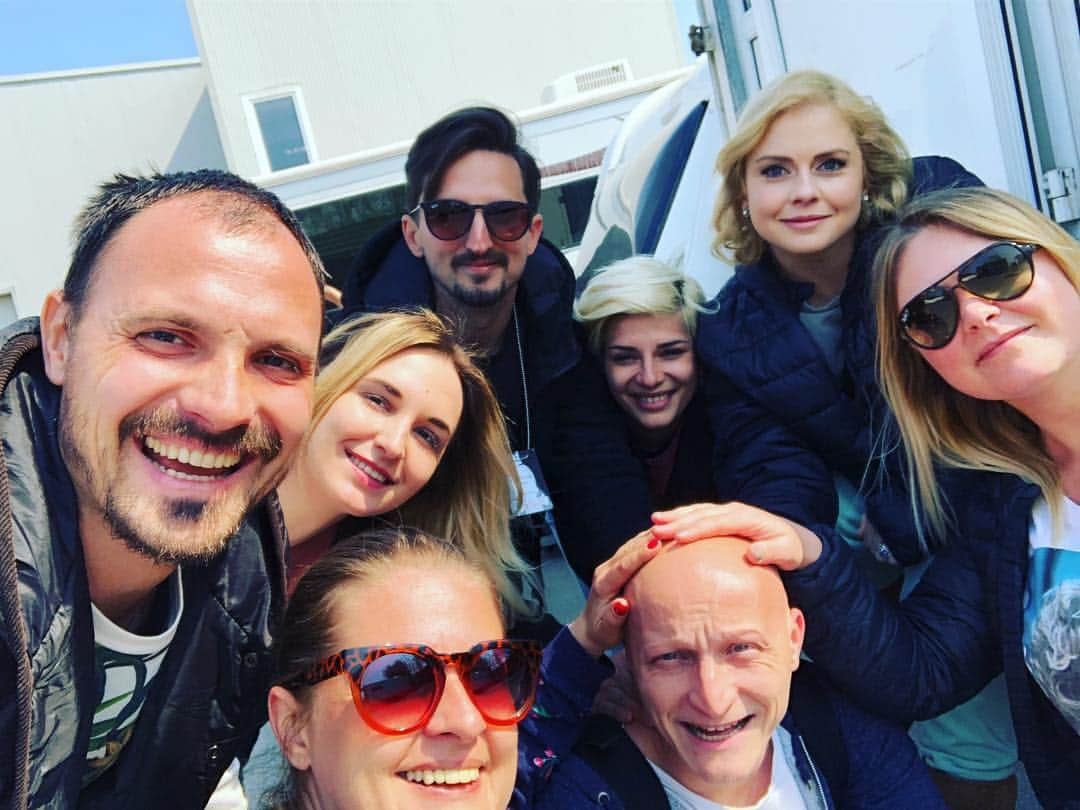 ローズ・マクアイヴァーさんのインスタグラム写真 - (ローズ・マクアイヴァーInstagram)「Last day on set with these INSANELY hard working ADs! Multumesc mult prieteni dragi! 🇷🇴 ❤️」4月4日 20時35分 - imrosemciver