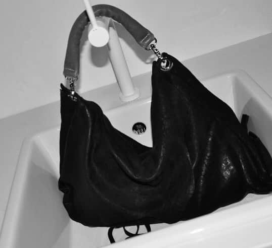 コレクションプリヴェさんのインスタグラム写真 - (コレクションプリヴェInstagram)「collection PRIVĒE? FW 19/20 #accessories • • • • #collectionpriveeofficial #bag #madeinitaly #fashion #fashionista #fw1920 #clutch #handbag #black #washedleather #realleather #artisanal #womensaccessories」4月4日 20時41分 - collectionpriveeofficial