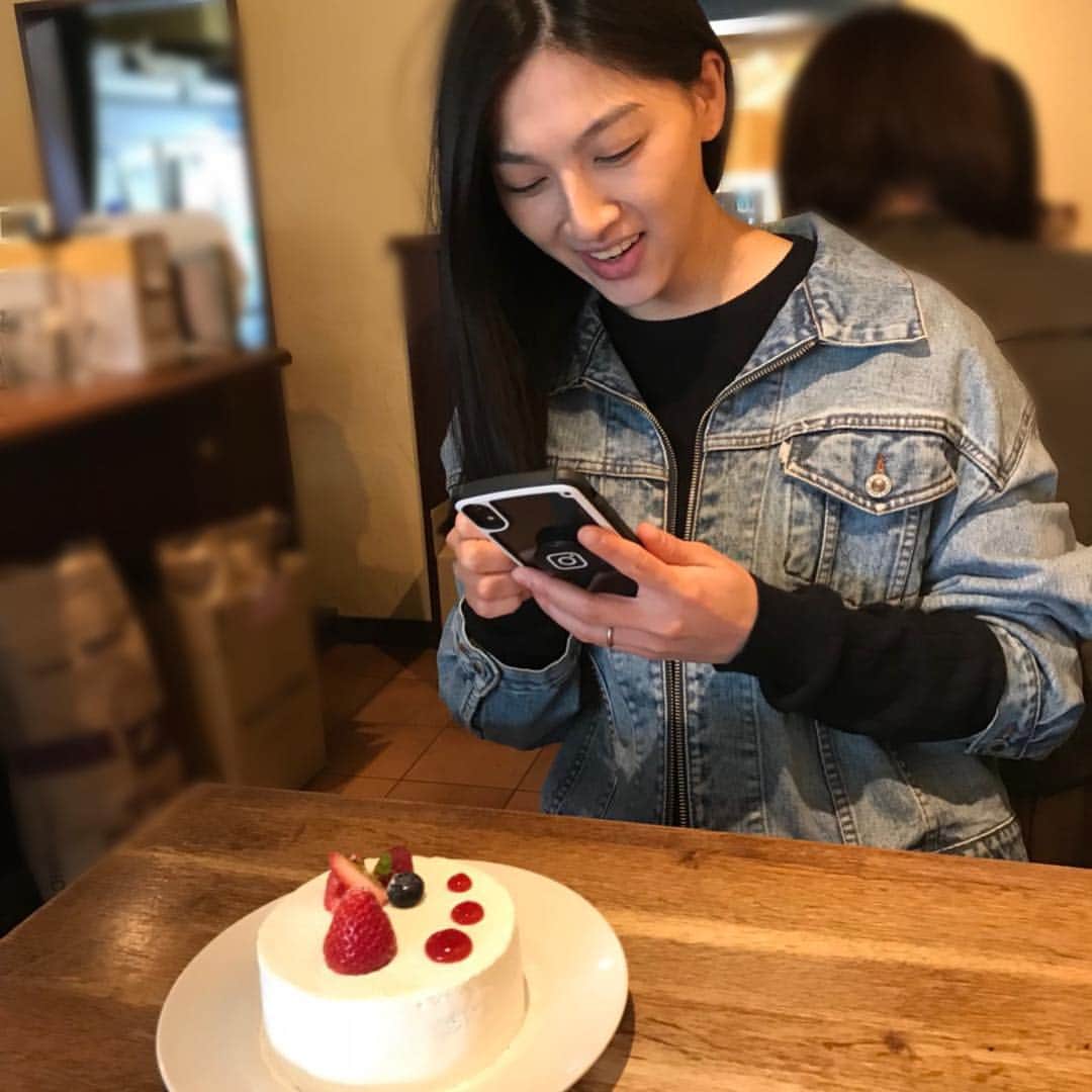 松野井雅（原紗央莉）さんのインスタグラム写真 - (松野井雅（原紗央莉）Instagram)「⚠️コレは #かき氷 なんです！🚨 念願の変わり種 #カキ氷 🎂 #いちごとホワイトチョコレートのショートケーキ …の！かき氷可愛いいいい⛄️❄️🍓 どこからどう見てもケーキにしか見えない😂 スプーンの意味🥄 7枚目の動画も見てほしい氷だから 笑笑 かき氷屋さんだけど、完全にパティシエさんが作ってた👩🏻‍🍳 一緒に行った寿美ちゃんは、ピスタチオとホワイトチョコレート(フランボワーズのアクセント)のやつ🍧※写真8枚目 開店前から行列で並んで食べたーー✌🏻 こおり！コオリ！氷！！！！！！！！！！ #🍧 #映えスイーツ #行列店 #セバスチャン #奥渋」4月4日 20時43分 - miyavimatsunoi