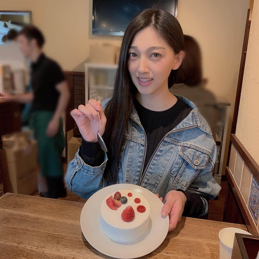 松野井雅（原紗央莉）さんのインスタグラム写真 - (松野井雅（原紗央莉）Instagram)「⚠️コレは #かき氷 なんです！🚨 念願の変わり種 #カキ氷 🎂 #いちごとホワイトチョコレートのショートケーキ …の！かき氷可愛いいいい⛄️❄️🍓 どこからどう見てもケーキにしか見えない😂 スプーンの意味🥄 7枚目の動画も見てほしい氷だから 笑笑 かき氷屋さんだけど、完全にパティシエさんが作ってた👩🏻‍🍳 一緒に行った寿美ちゃんは、ピスタチオとホワイトチョコレート(フランボワーズのアクセント)のやつ🍧※写真8枚目 開店前から行列で並んで食べたーー✌🏻 こおり！コオリ！氷！！！！！！！！！！ #🍧 #映えスイーツ #行列店 #セバスチャン #奥渋」4月4日 20時43分 - miyavimatsunoi