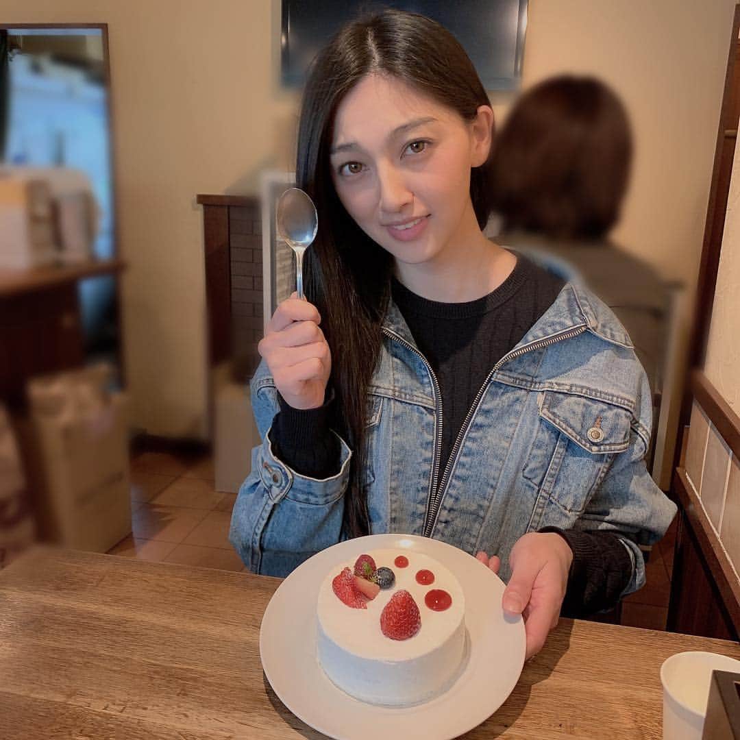松野井雅（原紗央莉）さんのインスタグラム写真 - (松野井雅（原紗央莉）Instagram)「⚠️コレは #かき氷 なんです！🚨 念願の変わり種 #カキ氷 🎂 #いちごとホワイトチョコレートのショートケーキ …の！かき氷可愛いいいい⛄️❄️🍓 どこからどう見てもケーキにしか見えない😂 スプーンの意味🥄 7枚目の動画も見てほしい氷だから 笑笑 かき氷屋さんだけど、完全にパティシエさんが作ってた👩🏻‍🍳 一緒に行った寿美ちゃんは、ピスタチオとホワイトチョコレート(フランボワーズのアクセント)のやつ🍧※写真8枚目 開店前から行列で並んで食べたーー✌🏻 こおり！コオリ！氷！！！！！！！！！！ #🍧 #映えスイーツ #行列店 #セバスチャン #奥渋」4月4日 20時43分 - miyavimatsunoi