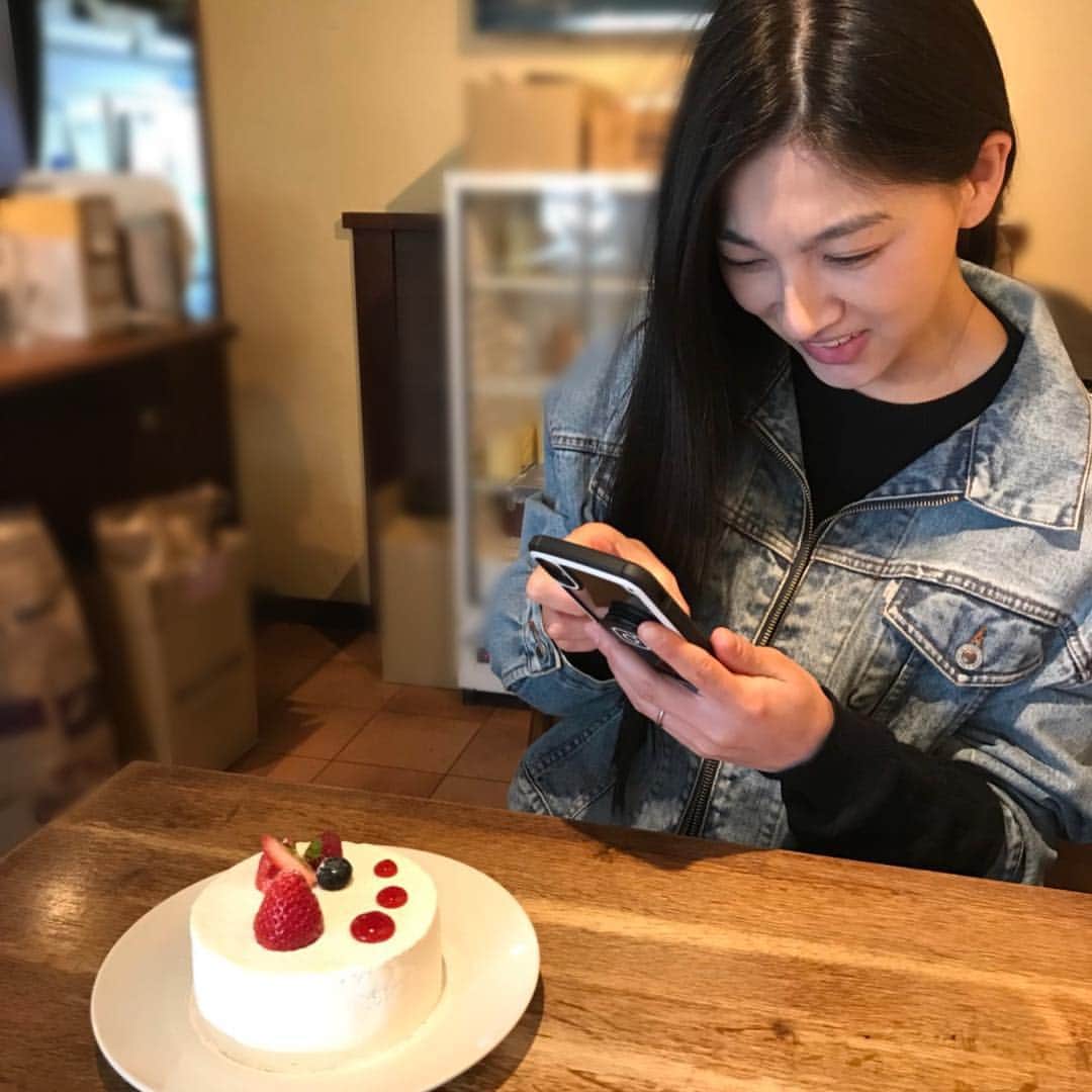 松野井雅（原紗央莉）さんのインスタグラム写真 - (松野井雅（原紗央莉）Instagram)「⚠️コレは #かき氷 なんです！🚨 念願の変わり種 #カキ氷 🎂 #いちごとホワイトチョコレートのショートケーキ …の！かき氷可愛いいいい⛄️❄️🍓 どこからどう見てもケーキにしか見えない😂 スプーンの意味🥄 7枚目の動画も見てほしい氷だから 笑笑 かき氷屋さんだけど、完全にパティシエさんが作ってた👩🏻‍🍳 一緒に行った寿美ちゃんは、ピスタチオとホワイトチョコレート(フランボワーズのアクセント)のやつ🍧※写真8枚目 開店前から行列で並んで食べたーー✌🏻 こおり！コオリ！氷！！！！！！！！！！ #🍧 #映えスイーツ #行列店 #セバスチャン #奥渋」4月4日 20時43分 - miyavimatsunoi