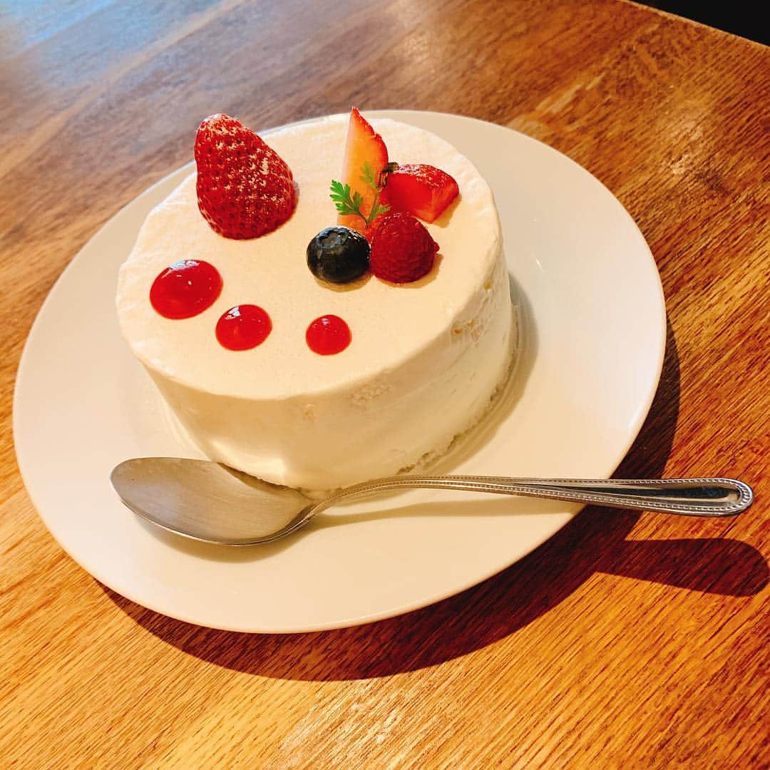 松野井雅（原紗央莉）さんのインスタグラム写真 - (松野井雅（原紗央莉）Instagram)「⚠️コレは #かき氷 なんです！🚨 念願の変わり種 #カキ氷 🎂 #いちごとホワイトチョコレートのショートケーキ …の！かき氷可愛いいいい⛄️❄️🍓 どこからどう見てもケーキにしか見えない😂 スプーンの意味🥄 7枚目の動画も見てほしい氷だから 笑笑 かき氷屋さんだけど、完全にパティシエさんが作ってた👩🏻‍🍳 一緒に行った寿美ちゃんは、ピスタチオとホワイトチョコレート(フランボワーズのアクセント)のやつ🍧※写真8枚目 開店前から行列で並んで食べたーー✌🏻 こおり！コオリ！氷！！！！！！！！！！ #🍧 #映えスイーツ #行列店 #セバスチャン #奥渋」4月4日 20時43分 - miyavimatsunoi
