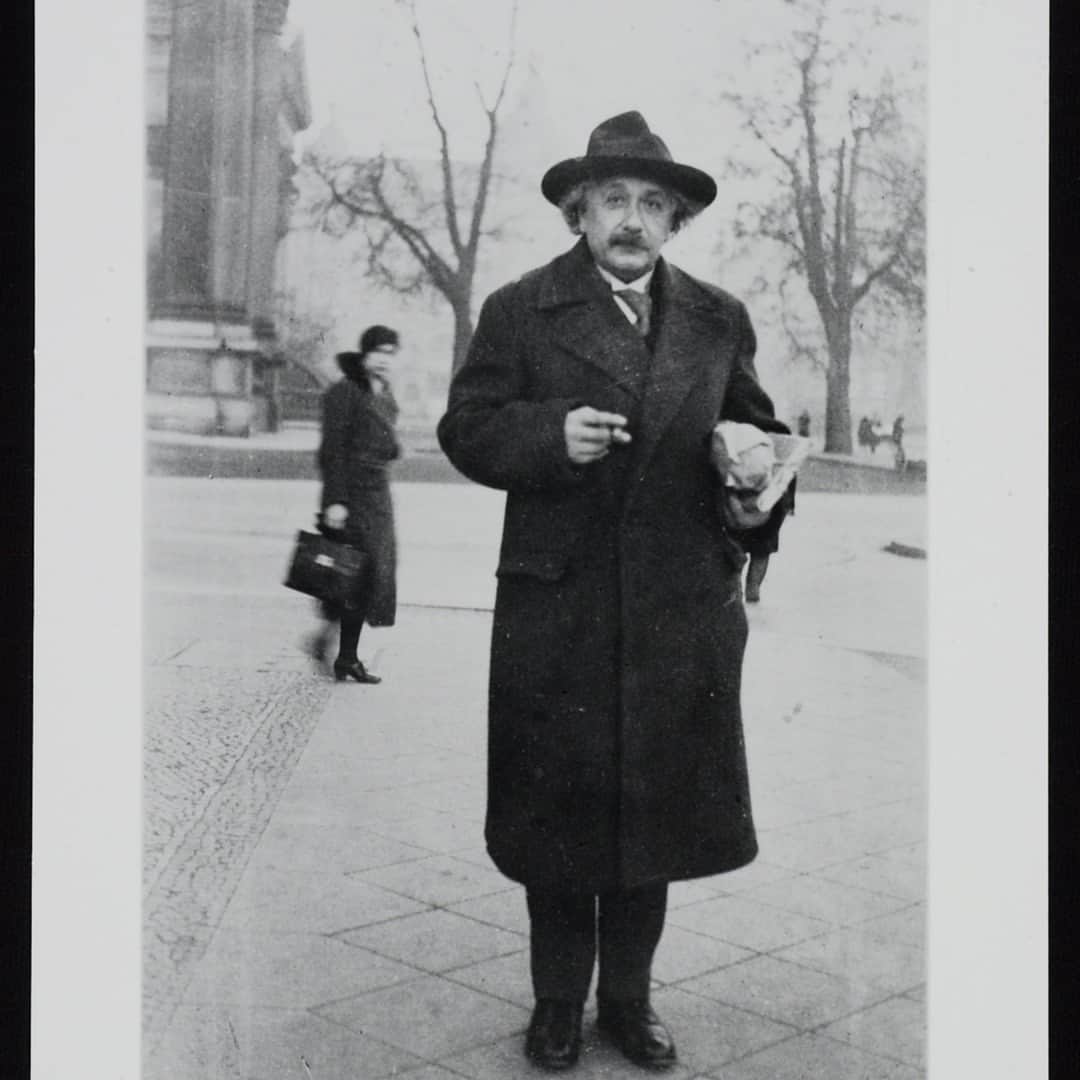 アルベルト・アインシュタインさんのインスタグラム写真 - (アルベルト・アインシュタインInstagram)「Throwback Thursday: Albert Einstein posing in front of the Opera house in Berlin. Photograph by Charles Holdt. #throwbackthursday」4月4日 20時48分 - alberteinstein