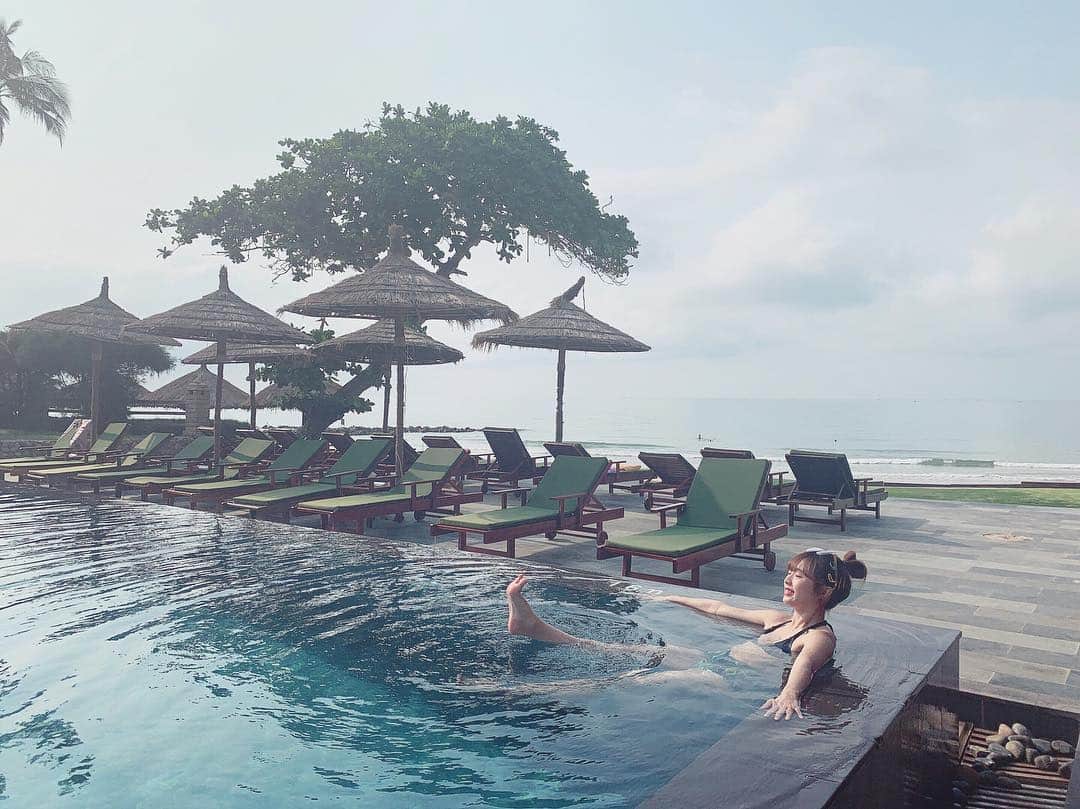 Dewi Chienさんのインスタグラム写真 - (Dewi ChienInstagram)「保有一顆赤子之心💙 就像我還敢在泳池擺這種幼稚園的pose⋯⋯😂 #哈哈哈哈哈 #兒童節快樂 #大衛旅行中」4月4日 20時48分 - dewichien