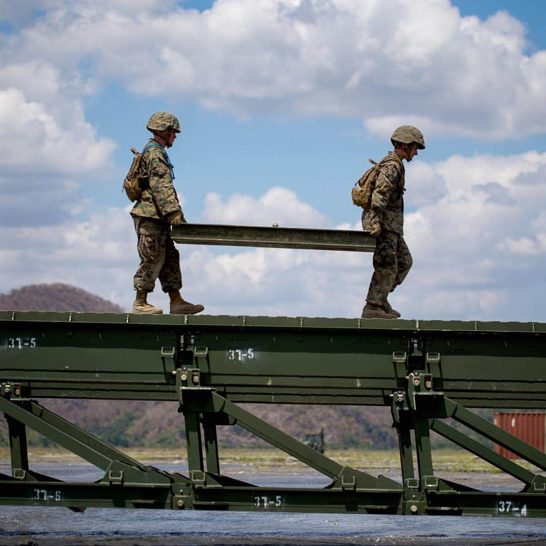 アメリカ海兵隊さんのインスタグラム写真 - (アメリカ海兵隊Instagram)「Building Bridges  Marines with Charlie Company, 6th Engineer Support Battalion, 4th Marine Logistics Group, construct a bridge for a river crossing during Exercise Balikatan 2019 at Colonel Ernesto Rabina Air Base, Philippines, April 1, 2019. (U.S. Marine Corps photo by Lance Cpl. Isaiah Campbell)  #Marines #MarineCorps #Military #Exercise #Balikatan19 #4thMLG #Philippines #Bridge #Photography #MarineLife #USMC #Motivation」4月4日 20時51分 - marines