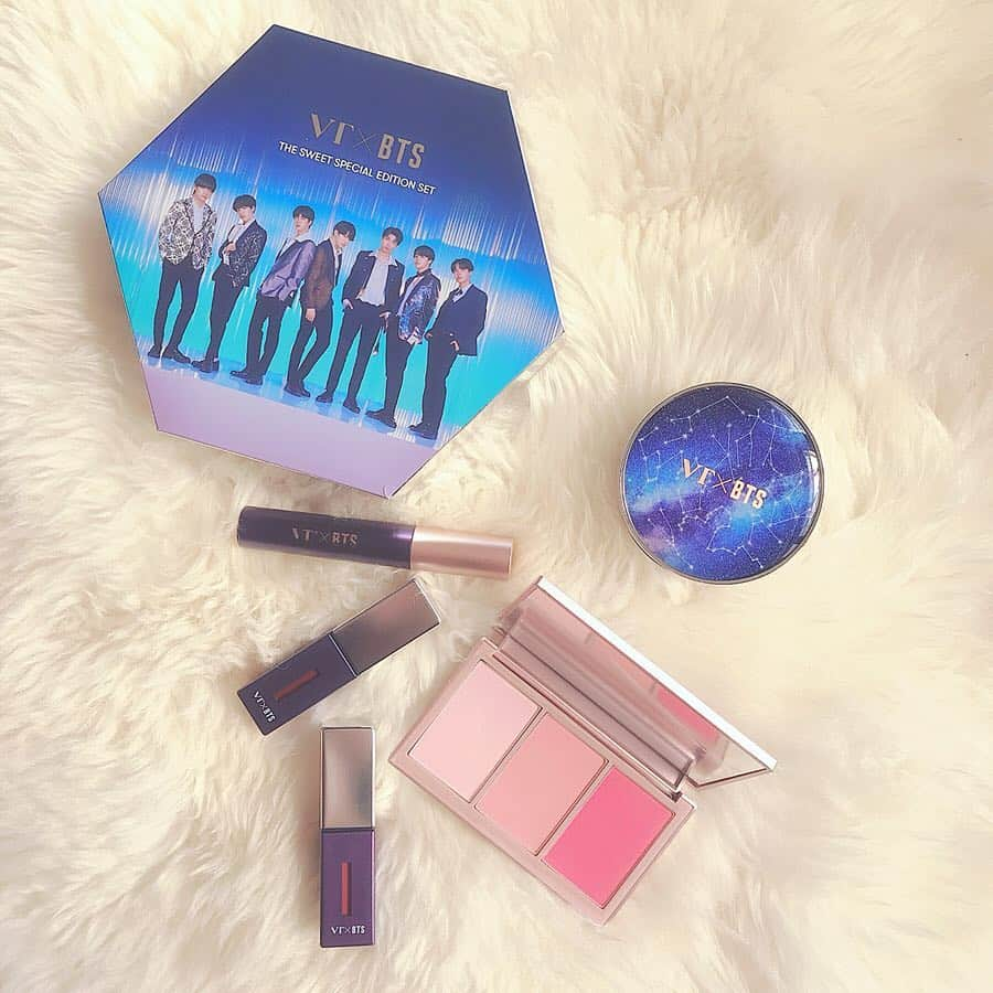 津久江麻由さんのインスタグラム写真 - (津久江麻由Instagram)「⇨ スワイプせよ🐰 . VT cosmetics様から VT×BTSのコラボコスメを頂きました🥰 . 私的に大好きなバンタンのお仕事が来るのは とっっても嬉しかったと同時に パッケージに期待していて、 正直中身は期待してませんでした🤭 でもVTのコラーゲンパクト(ファンデ)は、 韓国行った時に三種類買っていて ファンデは期待してました . . 👏💐 . 写真のメイクは全部バンタンコラボのコスメで、 メイクしました〜💕 . . ☑︎クッションファンデ 21番 ☑︎チーク super tempting 01番 ☑︎ティント super tempting 03番 envy you . . . お気に入りはティントのenvyyou！ (リップ写真の1番上のいろ) 春にぴったりのベイビーピンクで メイクを一気に春色にしてくれる🌸 しかもティントなのにムースみたいに ふわふわするのに、食べても落ちない💞 落ちなささは3CEのティントと 同じくらい落ちないよ💞 (とても落ちないと言いたいのです。はい。) . . バンタン好きな人は興味本位で買ってもいいと思うし、 コスメ好きな人は発色の綺麗さや ファンデの艶に惹かれて買ってもいいなという どちらにせよオススメします、という事ですね🍓 . . . #VTcosmetics #BTS #VT #armyと繋がりたい #armyさんと繋がりたい #BTS好きな人と繋がりたい #防弾少年団好きな人と繋がりたい #テテペン #チーク #お気に入りコスメ #コスメ大好き #メイク好き #デパコス #コスメ紹介 #コスメ  #今日のメイク  #今日のコスメ #プチプラコスメ #メイク好きさんと繋がりたい #コスメ好きさんと繋がりたい #メイク #いいね返し #おすすめコスメ #コスメ好き #メイク好き #今日のコーデ #今日のコーディネート #本日のコーデ  #カラコン  #l4l #iii」4月4日 20時51分 - mayu_tsukue