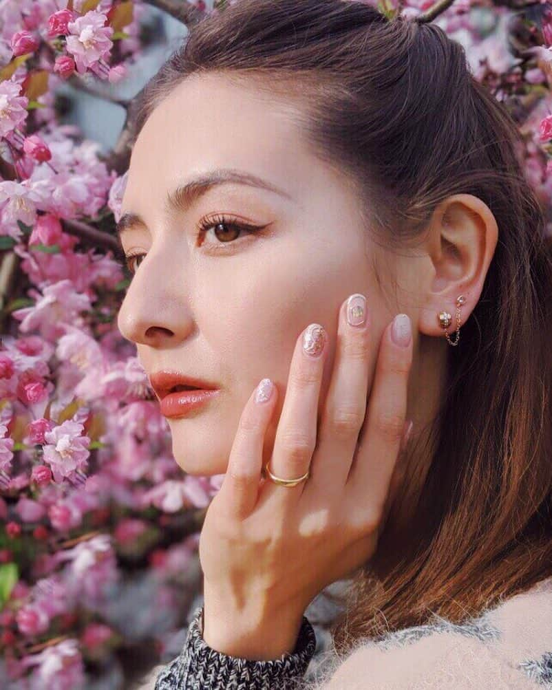 エリーローズさんのインスタグラム写真 - (エリーローズInstagram)「Pink petals and rose gold earrings, spring jewels by #Piaget 🌸」4月4日 20時54分 - ellirose