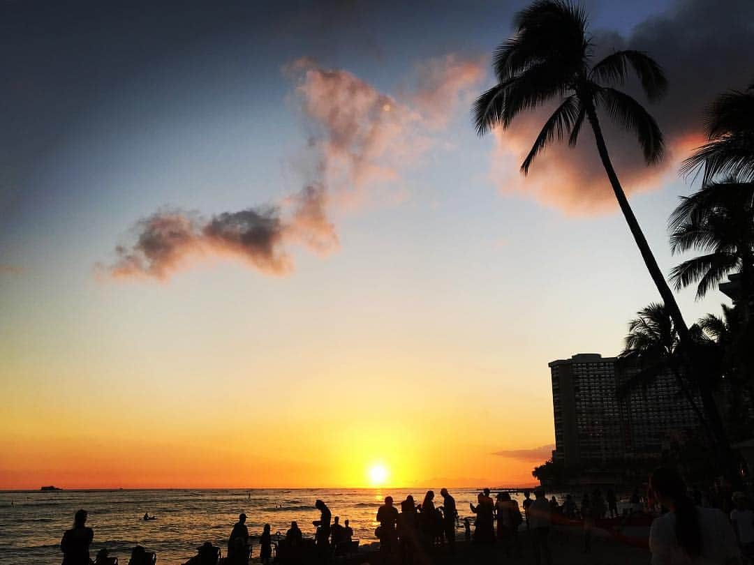 瀧澤博人さんのインスタグラム写真 - (瀧澤博人Instagram)「#sunset #waikikibeach #waikiki #hawaii #sea #beach #summer #vacation #ワイキキビーチ #ワイキキ #ハワイ #夕暮れ #日没 #サンセット #海 #海岸 #砂浜 #常夏 #旅行 #夕日 #やしの木」4月4日 20時55分 - takizawahirohito