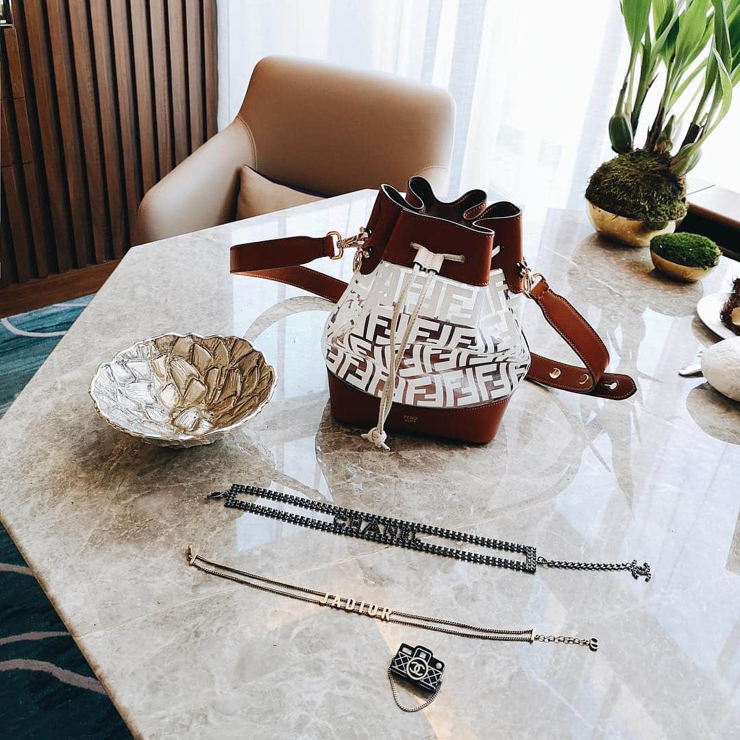 クリスティン・ウェイのインスタグラム：「Recent trend #logo #fashion #fendi #dior #chanel #fashionlover #christinewei #accessories」