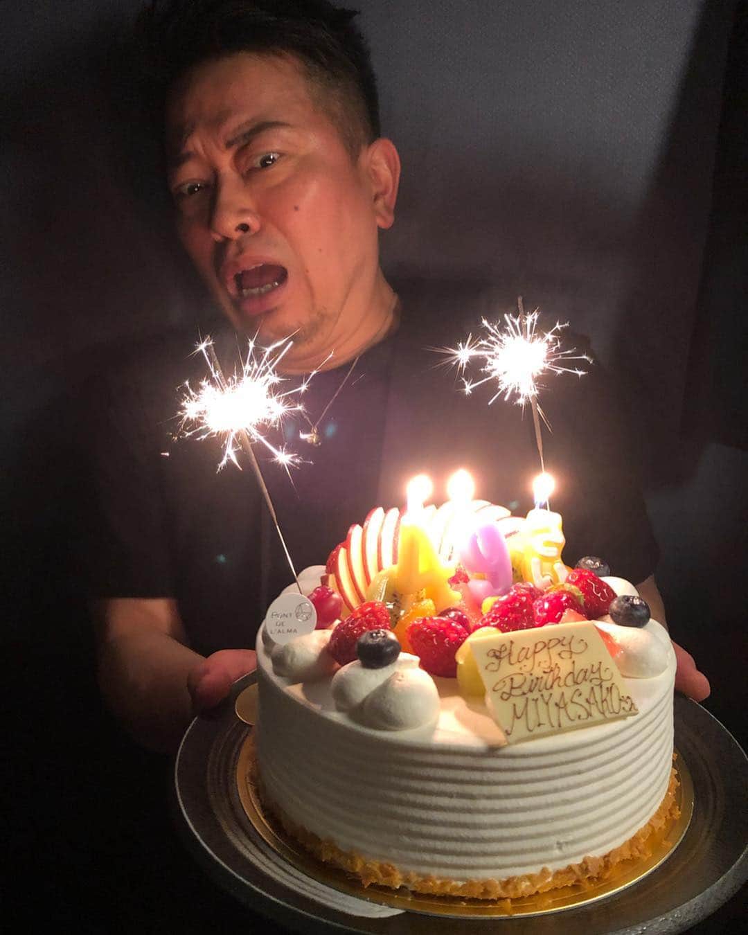 川島章良さんのインスタグラム写真 - (川島章良Instagram)「. . . いつもお世話になっている宮迫さんのサプライズお誕生日会。 乾杯のときに自分はお誕生日おめでとうございますといいそうになり。 あやよくバレてしまうとこでしたがセーフ! . . . 宮迫さんめっちゃケーキなのか花火を怖がってる顔してる。 笑顔の写真は一枚も撮れませんでした。 笑笑 . . . そして世界チャンプの @hiroto_boxer  君がボクシングマガジンで年間優秀者にしかもらえない日本人で7人目のベルトを見せてもらいました。 すごー！ . . . #誕生日#誕生日ケーキ#サプライズ#宮迫さん」4月4日 20時55分 - hannyakawashima
