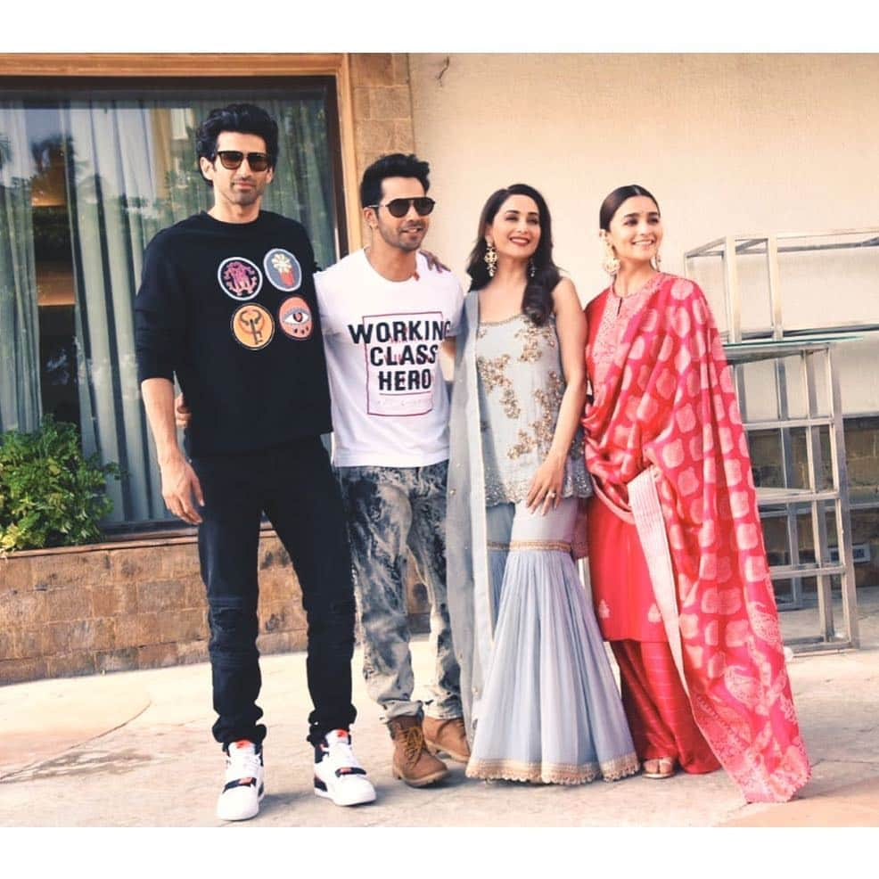 Varun Dhawanさんのインスタグラム写真 - (Varun DhawanInstagram)「WORKING-CLASS HERO #kalank regional press meet @adityaroykapur @aliaabhatt @madhuridixitnene @manojstillwala 💈」4月4日 21時04分 - varundvn