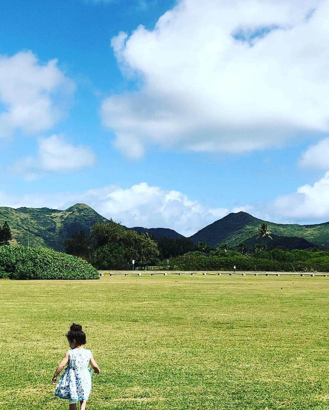 キャシー中島さんのインスタグラム写真 - (キャシー中島Instagram)「* 今日はちょっとゆっくり起きて、プールで1時間ほど泳ぎ、アラモアナショッピングセンターでお買い物をして、ユッチョン冷麺を食べてといつものオアフを楽しんでいます！  そうそうユッチョン冷麺のお店が六本木ゴーディービルの一階にオープンしたようですよ。 この味が日本で食べられるなんて嬉しい！」4月4日 21時05分 - official_kathynakajima