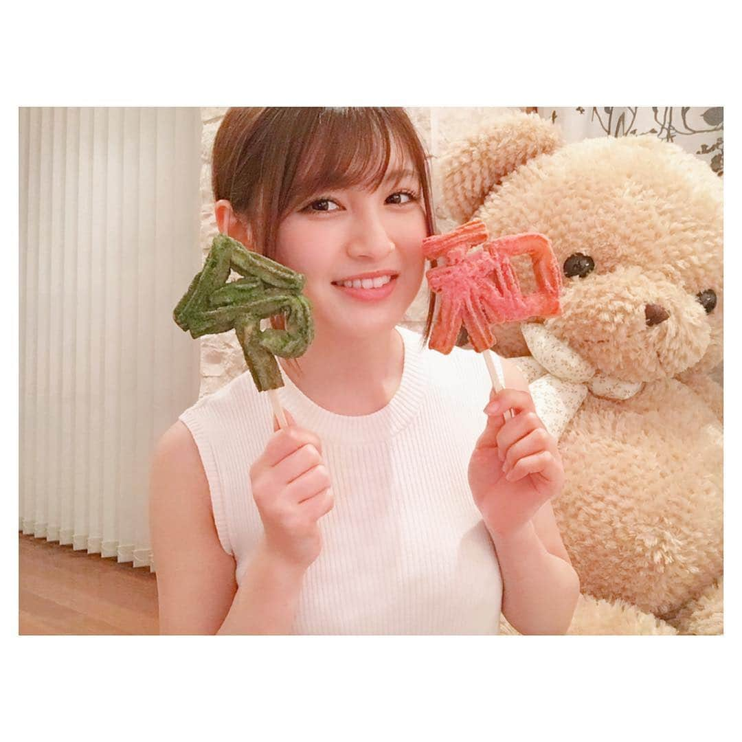 神志那結衣さんのインスタグラム写真 - (神志那結衣Instagram)「〝令和〟チュロス🍩💕 天神ソラリアステージの地下にある チュロス屋さんで作ってもらったよ！ チュロスおじさん笑顔が素敵で優しかった☺️ ・ 令＝抹茶味🍵  和＝イチゴ味🍓 にしてもらいました  改めまして 令和時代も応援を宜しくお願いします🙇‍♀️🌸🌿 #令和 #チュロス #元号 #新元号 #緑 #ピンク #桜 #いちご #抹茶 #green #greentea #donuts #sweet #スイーツ #天神 #ソラリアステージ」4月4日 20時57分 - jiina27