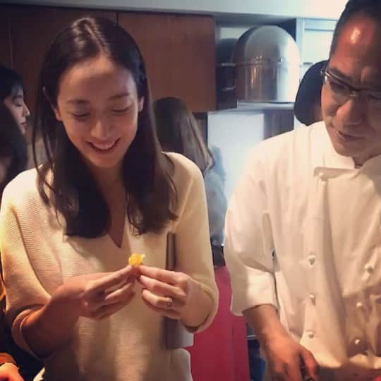 我謝レイラニのインスタグラム：「久々のほろ酔い料理教室🍳🍷 今回作った料理は私でも作れそうな感じだったから〜帰りにさっそくそら豆買って帰宅😙具材とかまんま同じもので作るのもつまらないから〜生ハムを今旬のホタルイカに変えてキノコも入れて早速パスタ作ってみた！！勝手に #我謝アレンジ♪ 家にあったパスタを普通に使ったけど、いつか麺まで手作りできるほど料理が上達する日は来るかな？？ 前菜もラム肉も覚えてるうちに早く作りたい⤴︎まずは食材買わねば！！！！！笑 #料理教室 #いつも気さくなスズキシェフ #料理初心者 の私でもお酒とともに楽しめる素敵な会♡ 次回はいつかなぁ〜◡̈⃝︎⋆︎* 長ネギは何に使うか、、、買ってから悩む人🤣笑」