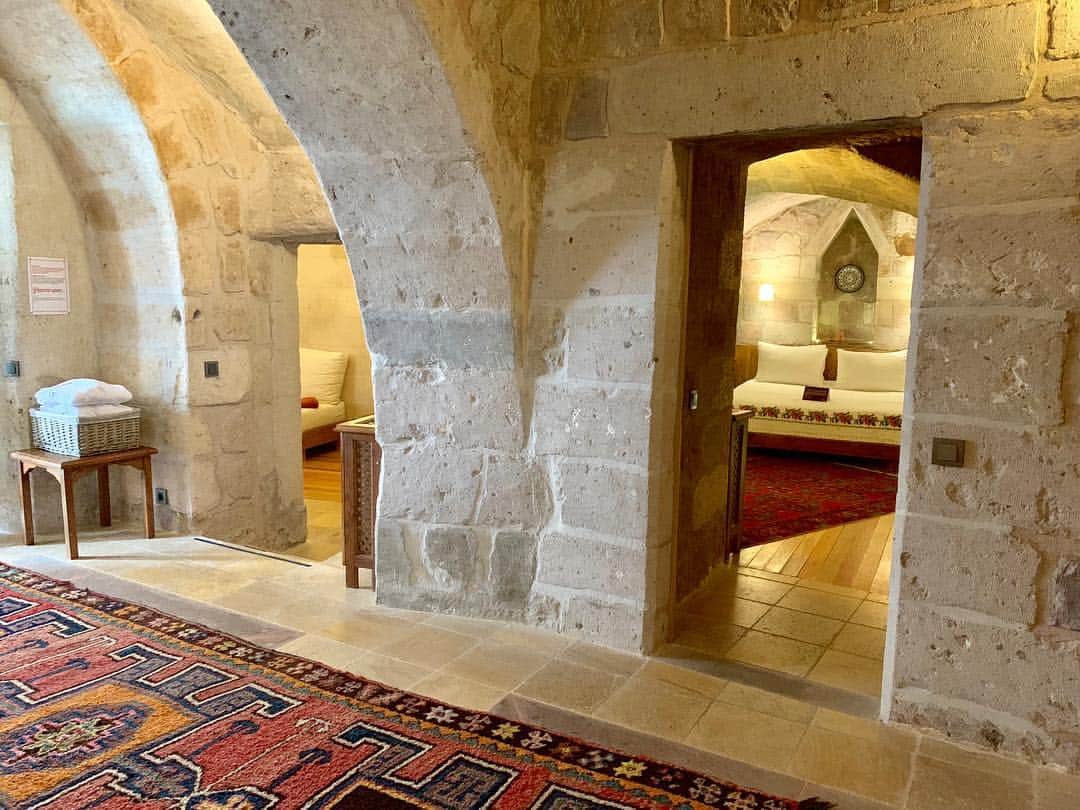 松林裕香さんのインスタグラム写真 - (松林裕香Instagram)「カッパドキアで滞在したHotel Taskonaklar Cappadocia🏨 めちゃくちゃ広くて快適だった😽✨ 洞窟ホテルに泊まりたかったんだよねー‼︎‼︎‼︎‼︎ ロイヤルスイートなのに一泊3万円という手頃さが嬉しい❣️ スタッフの方もとても親切で また泊まりたいなぁ🙌💕 .  #yukajourneyy#旅#海外旅行#旅#女子旅#トルコ#Türkiye#Turkiye#カッパドキア#Cappadocia#kapadokia#絶景#秘境#uchisar#ウチヒサル#TaskonaklarCappadocia」4月4日 21時00分 - yukapiano_