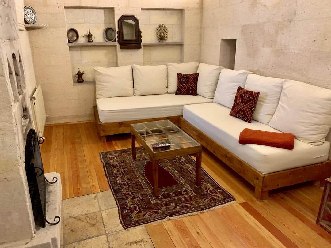松林裕香さんのインスタグラム写真 - (松林裕香Instagram)「カッパドキアで滞在したHotel Taskonaklar Cappadocia🏨 めちゃくちゃ広くて快適だった😽✨ 洞窟ホテルに泊まりたかったんだよねー‼︎‼︎‼︎‼︎ ロイヤルスイートなのに一泊3万円という手頃さが嬉しい❣️ スタッフの方もとても親切で また泊まりたいなぁ🙌💕 .  #yukajourneyy#旅#海外旅行#旅#女子旅#トルコ#Türkiye#Turkiye#カッパドキア#Cappadocia#kapadokia#絶景#秘境#uchisar#ウチヒサル#TaskonaklarCappadocia」4月4日 21時00分 - yukapiano_
