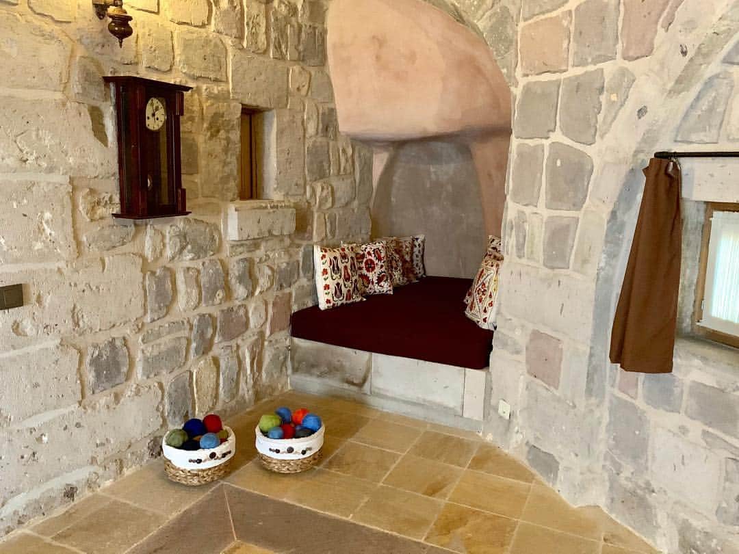 松林裕香さんのインスタグラム写真 - (松林裕香Instagram)「カッパドキアで滞在したHotel Taskonaklar Cappadocia🏨 めちゃくちゃ広くて快適だった😽✨ 洞窟ホテルに泊まりたかったんだよねー‼︎‼︎‼︎‼︎ ロイヤルスイートなのに一泊3万円という手頃さが嬉しい❣️ スタッフの方もとても親切で また泊まりたいなぁ🙌💕 .  #yukajourneyy#旅#海外旅行#旅#女子旅#トルコ#Türkiye#Turkiye#カッパドキア#Cappadocia#kapadokia#絶景#秘境#uchisar#ウチヒサル#TaskonaklarCappadocia」4月4日 21時00分 - yukapiano_