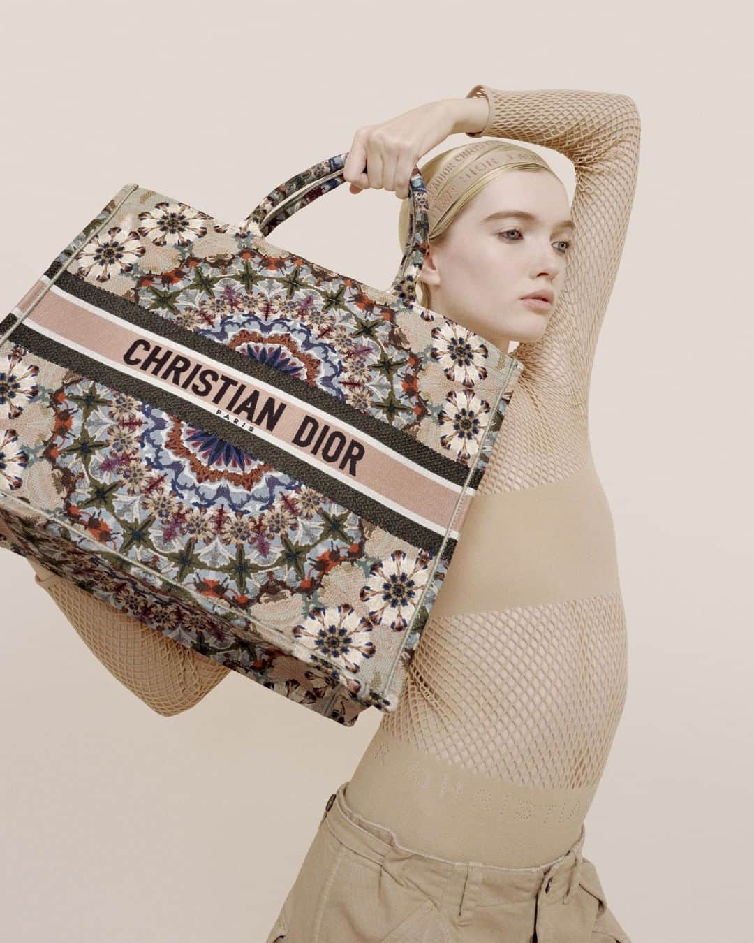 のインスタグラム：「Already a House icon, the #DiorBooktote ups its desirability factor in this KaleiDiorscopic version by #MariaGraziaChiuri for the Spring-Summer 2019 collection. The eye-catching print was inspired by the organic patterns dance pioneer Loïe Fuller also used for her ready-to-wear. ⁣ #DiorSS19⁣」