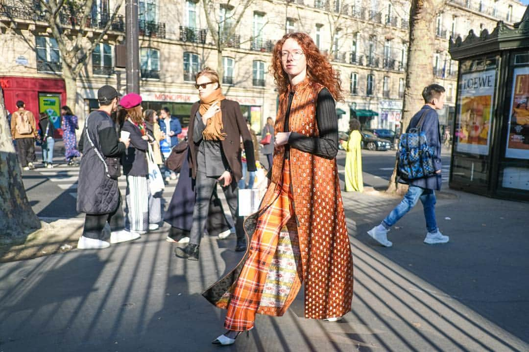 シトウレイさんのインスタグラム写真 - (シトウレイInstagram)「Dolly face + big frame glasses + curly hair ＝ LOVE!!!!﻿ ﻿ 今シーズンは﻿ カーリーヘアがとにもかくにも可愛く思えて仕方がなくて﻿ 思わず自分でもかけちゃったのは（  @yuyanara ありがと！）﻿ この一枚が撮れちゃったからだと思う。﻿ ﻿ 顔も髪も洋服（この柄あわせ最高！）も陽の入り方も﻿、 偶然撮れたわりには全部が全部パーフェクトな調和。﻿ ﻿ 確か @lanvinofficial のショーの後。﻿ ﻿ #paris #street #fashion #curlyhair」4月4日 21時01分 - reishito