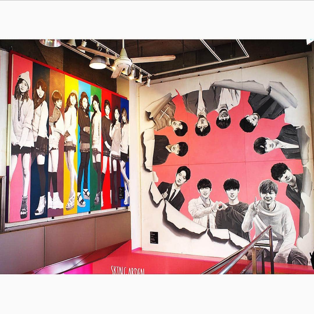 のインスタグラム：「💓information💓﻿ ﻿ 本日よりスキンガーデンの1階から2階へ登る階段に﻿ Wanna OneとTWICEの巨大アートが展示😍✨﻿ ﻿ 皆さんスキンガーデンに来た際には是非こちらで﻿ Wanna OneとTWICEと一緒に写真を撮ってくださいね🥰📷 ﻿ 皆さまのご来店とたくさんのかわいい写真のUP﻿ お待ちしております😘🤳💕 ﻿  #skingarden #スキンガーデン #新大久保 #신오쿠보 #韓国 #韓国メイク #韓国コスメ #メイク #コスメ #한국화장품 #한국메이크업 #메이크업 #코스메틱 #wannaone #twice  #ワナワン #トゥワイス #워너원 #트와이스 #g9skin #berrisome #elishacoy #インスタ映え #좋아요 #instagood #beauty #cute」