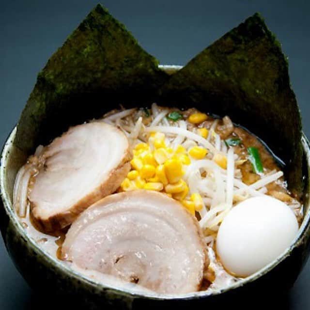 のインスタグラム：「濃厚な赤味噌が際立った風味豊かなスープで存在感を示している『ど・みそ』。麺は味噌との絡みを考えて開発された特注の平打中太ちぢれ麺。タピオカを練りこんだ独特ののど越しをご賞味あれ。 #東京カレンダー #東カレ #tokyocalendar #味噌ラーメン #東京駅 #KITTE丸の内 #どみそ #みそこってりラーメン」