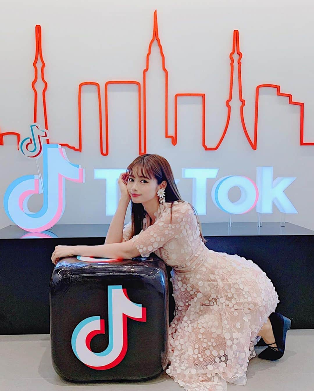 得あゆさんのインスタグラム写真 - (得あゆInstagram)「tiktokの本社の入り口❤️💙❤️💙 まだtiktokのアプリを持っていないひと！笑 アプリをダウンロードする時に 私の顔が出てくるよぉ✨✨✨まだかも。 @tiktok_japan ・ ・ ・ ・ ・ ・ ・ #tiktok#app#動画#アプリ#撮影#写真#コーデ#コーディネート#ファッション#春#ワンピース#かわいい#アクセサリー#ピアス#イヤリング#カメラ女子#インスタ映え#スタイル#花#桜#さくら#sakura#accessory#earring#pierce#coordinate#spring#onepiece#movie#japanesegirl」4月4日 21時04分 - tokuayu819