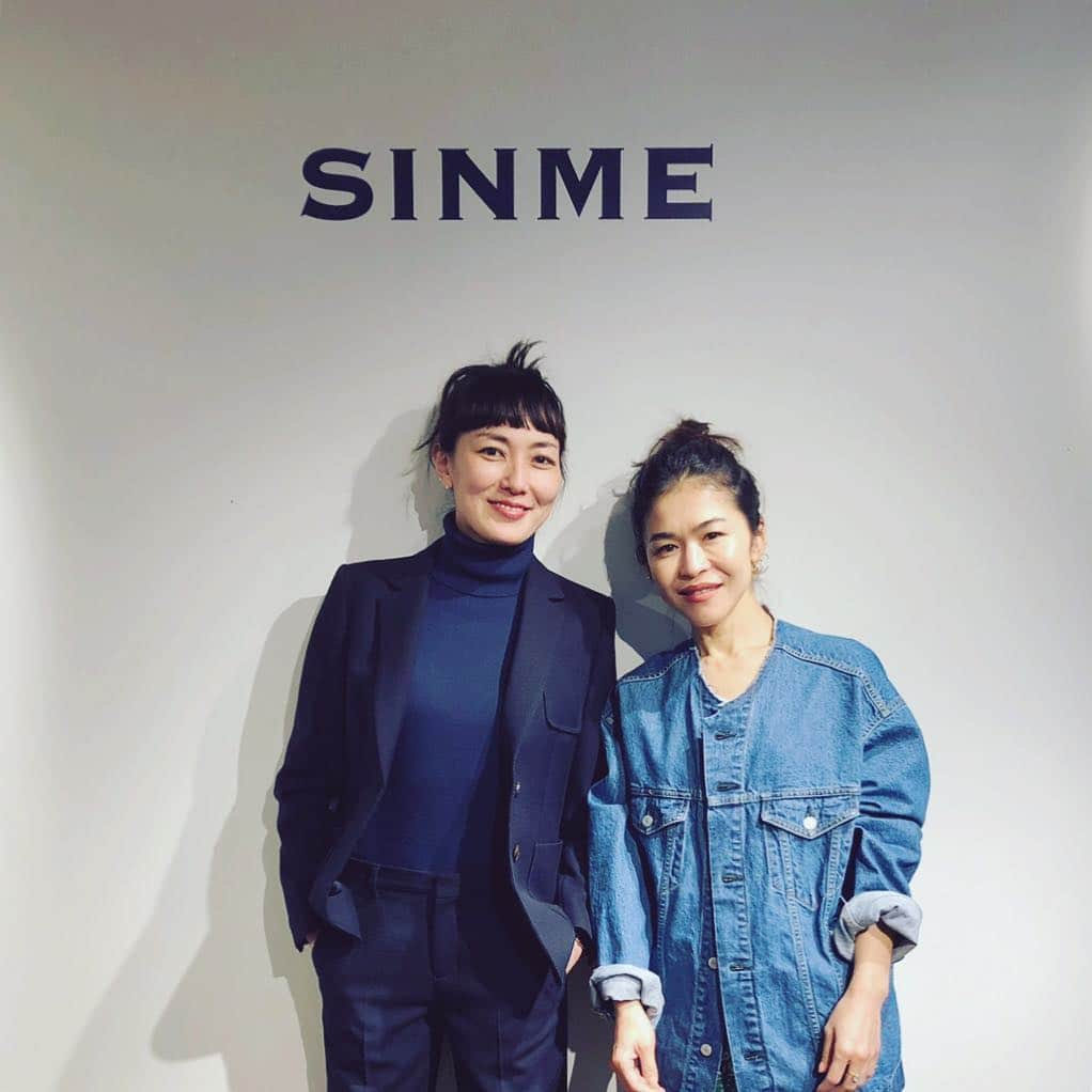 辻直子さんのインスタグラム写真 - (辻直子Instagram)「#SINMEの展示会に#板谷さんらしさがたくさん伝わる服なんです#板谷さんのセットアップもかなり粋#Gジャン好きのわたしはこれ#I♡denim#伝染しましたよ  @sinmedenim  @yukaitaya  いつ会っても変わらない笑顔と雰囲気  粋な生きかたの大好きな大人の女性☺︎ いつも変わらない笑顔と雰囲気に元気が伝染します  久しぶりにご一緒させてもらうお仕事楽しみにしてます★」4月4日 21時09分 - naoko.ts