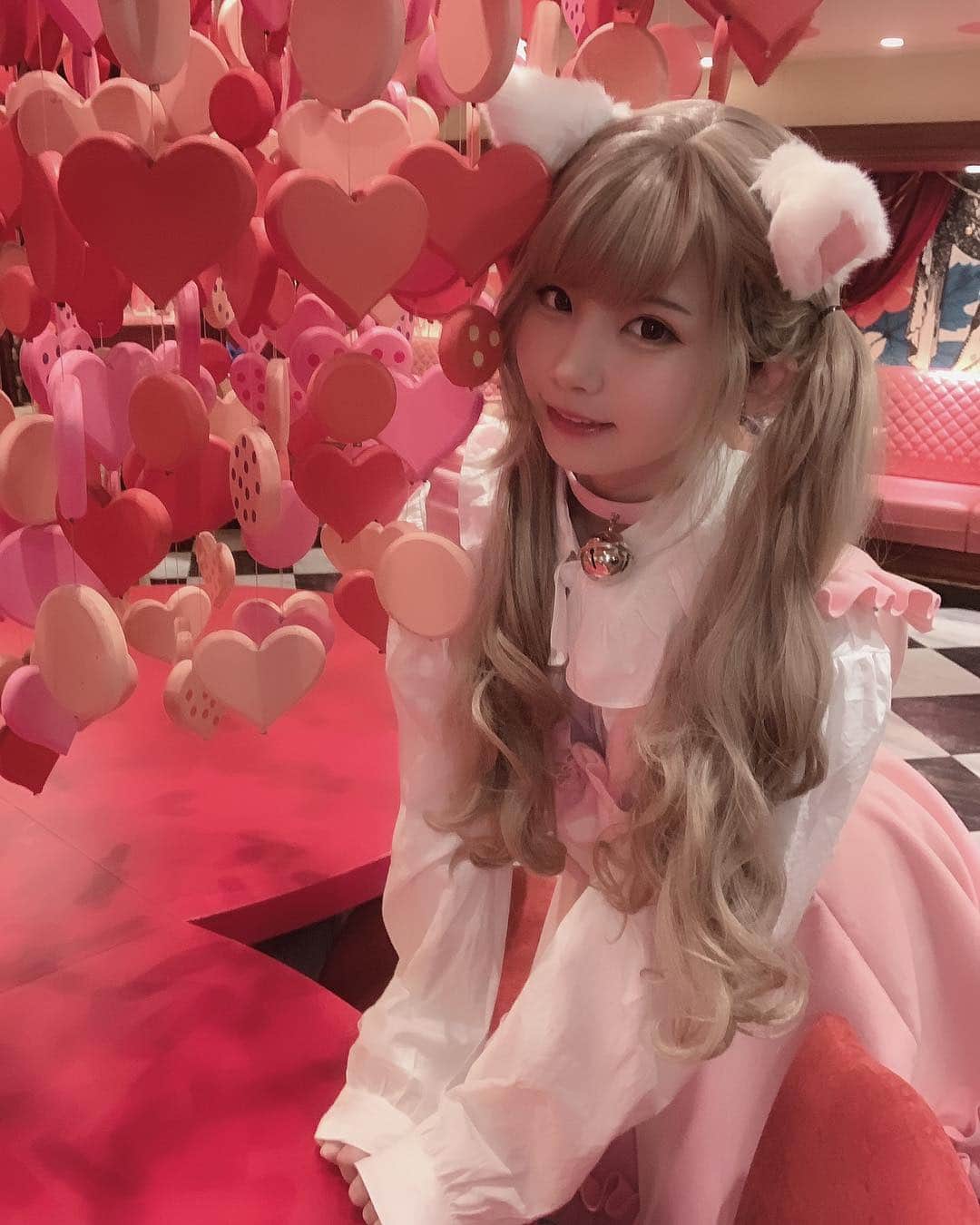 のインスタグラム：「ただいま発売中の雑誌『bis 5月号』にて 私の連載が載っています🎀  今回はとってもメルヘンなフォトスポットを紹介させていただきました💓 お近くの書店さんなどで是非ゲットしてね✨ #cosplay」