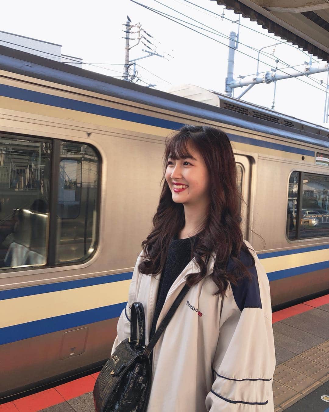 涼海花音さんのインスタグラム写真 - (涼海花音Instagram)「電車きた！敬礼！へへ」4月4日 21時22分 - kanon_1228