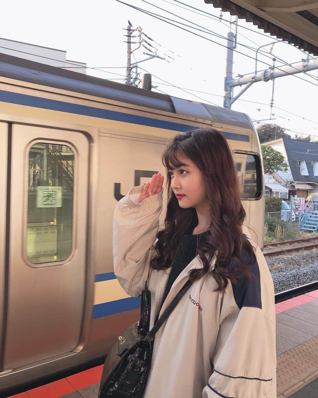 涼海花音さんのインスタグラム写真 - (涼海花音Instagram)「電車きた！敬礼！へへ」4月4日 21時22分 - kanon_1228