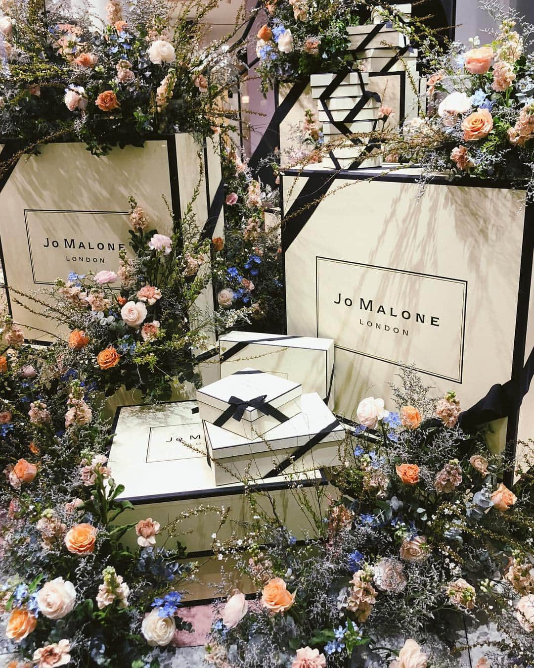 金光みり愛さんのインスタグラム写真 - (金光みり愛Instagram)「ジョーマローンロンドン @jomalonelondon から明日発売されるブロッサムズをいち早く体験しにレセプションイベントに参加してきました🌼🌸 カラフルなお花たちで溢れる素敵な世界観に、本物のお花を嗅いでるような、フローラルで爽やかな香りたちを堪能してきました🌿 今回新しくなった色彩豊かなボトルもどれも可愛くて集めたくなる…🌈 ジョーマローンの香水はたくさん持ってるから組み合わせて使うのも楽しみ🌷🌷 今回のブロッサムズイベントは明日から2日間、表参道SIDEにて期間限定で開催してるみたいなので、皆さんも是非春のフレグランスを選びに行ってみてね🌸🌸 #ジョーマローンロンドン#JoMaloneLondon#pr#BrilliantBlossoms」4月4日 21時23分 - milliah_kanemitsu