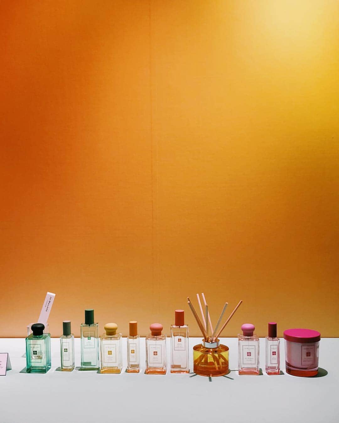 金光みり愛さんのインスタグラム写真 - (金光みり愛Instagram)「ジョーマローンロンドン @jomalonelondon から明日発売されるブロッサムズをいち早く体験しにレセプションイベントに参加してきました🌼🌸 カラフルなお花たちで溢れる素敵な世界観に、本物のお花を嗅いでるような、フローラルで爽やかな香りたちを堪能してきました🌿 今回新しくなった色彩豊かなボトルもどれも可愛くて集めたくなる…🌈 ジョーマローンの香水はたくさん持ってるから組み合わせて使うのも楽しみ🌷🌷 今回のブロッサムズイベントは明日から2日間、表参道SIDEにて期間限定で開催してるみたいなので、皆さんも是非春のフレグランスを選びに行ってみてね🌸🌸 #ジョーマローンロンドン#JoMaloneLondon#pr#BrilliantBlossoms」4月4日 21時23分 - milliah_kanemitsu