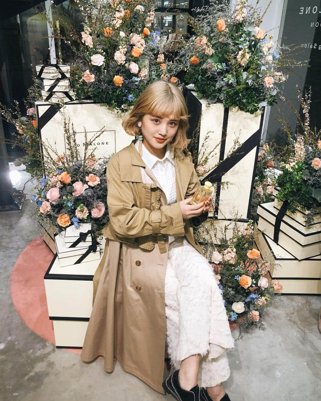 金光みり愛さんのインスタグラム写真 - (金光みり愛Instagram)「ジョーマローンロンドン @jomalonelondon から明日発売されるブロッサムズをいち早く体験しにレセプションイベントに参加してきました🌼🌸 カラフルなお花たちで溢れる素敵な世界観に、本物のお花を嗅いでるような、フローラルで爽やかな香りたちを堪能してきました🌿 今回新しくなった色彩豊かなボトルもどれも可愛くて集めたくなる…🌈 ジョーマローンの香水はたくさん持ってるから組み合わせて使うのも楽しみ🌷🌷 今回のブロッサムズイベントは明日から2日間、表参道SIDEにて期間限定で開催してるみたいなので、皆さんも是非春のフレグランスを選びに行ってみてね🌸🌸 #ジョーマローンロンドン#JoMaloneLondon#pr#BrilliantBlossoms」4月4日 21時23分 - milliah_kanemitsu