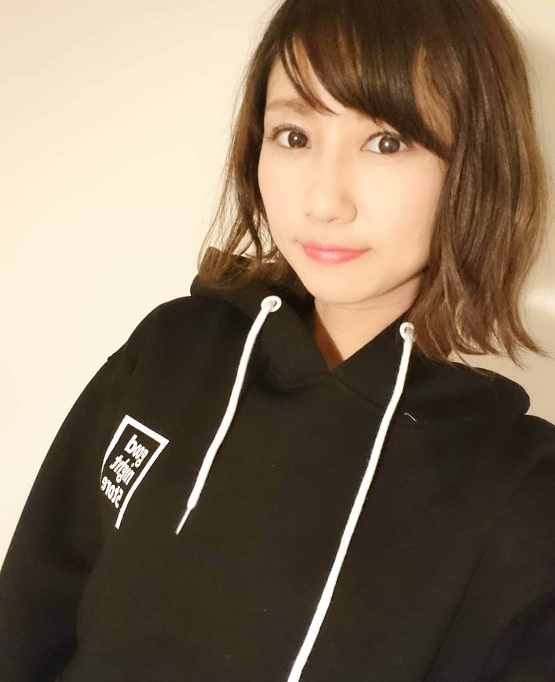 酒井千佳さんのインスタグラム写真 - (酒井千佳Instagram)「* ジム行くときはコート着ていかない派。 ヨガウェアの上にパーカー派。  めんどくさがりだから 着替えるのもぱっとやりたいし 汗かいたらそのまま上着はおって帰って 家でお風呂入りたいのだ。  いつも寒くて走って行ってるんだけど 今日はあたたかいから歩いて行けるね。  #ジム着  #エアリアルヨガ #めんどくさがり #最近ジム行くのもめんどくさい」4月4日 21時15分 - sakaichikaaaa