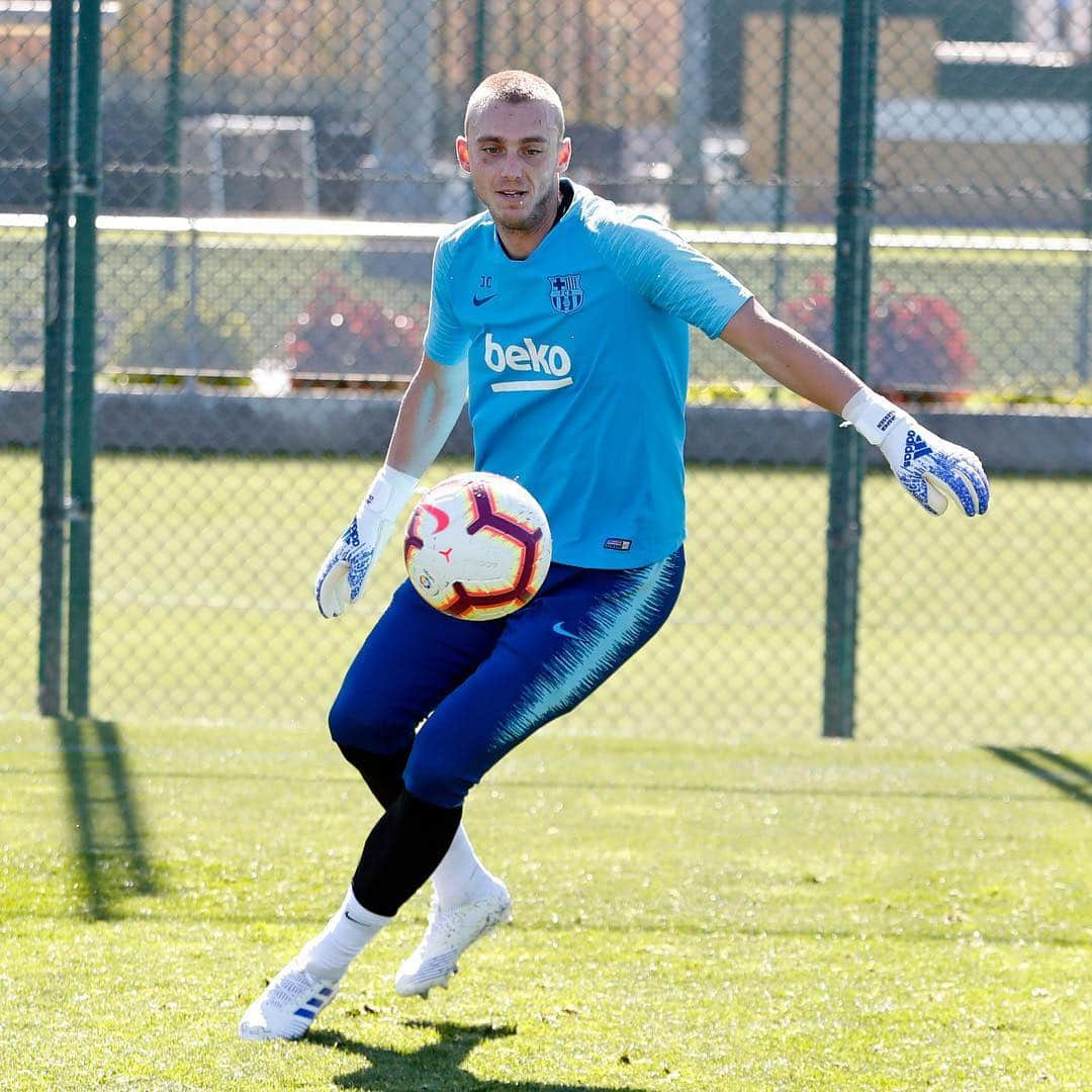 ヤスパー・シレッセンさんのインスタグラム写真 - (ヤスパー・シレッセンInstagram)「Eyes on the ball ⚽️👀」4月4日 21時16分 - jaspercillessen