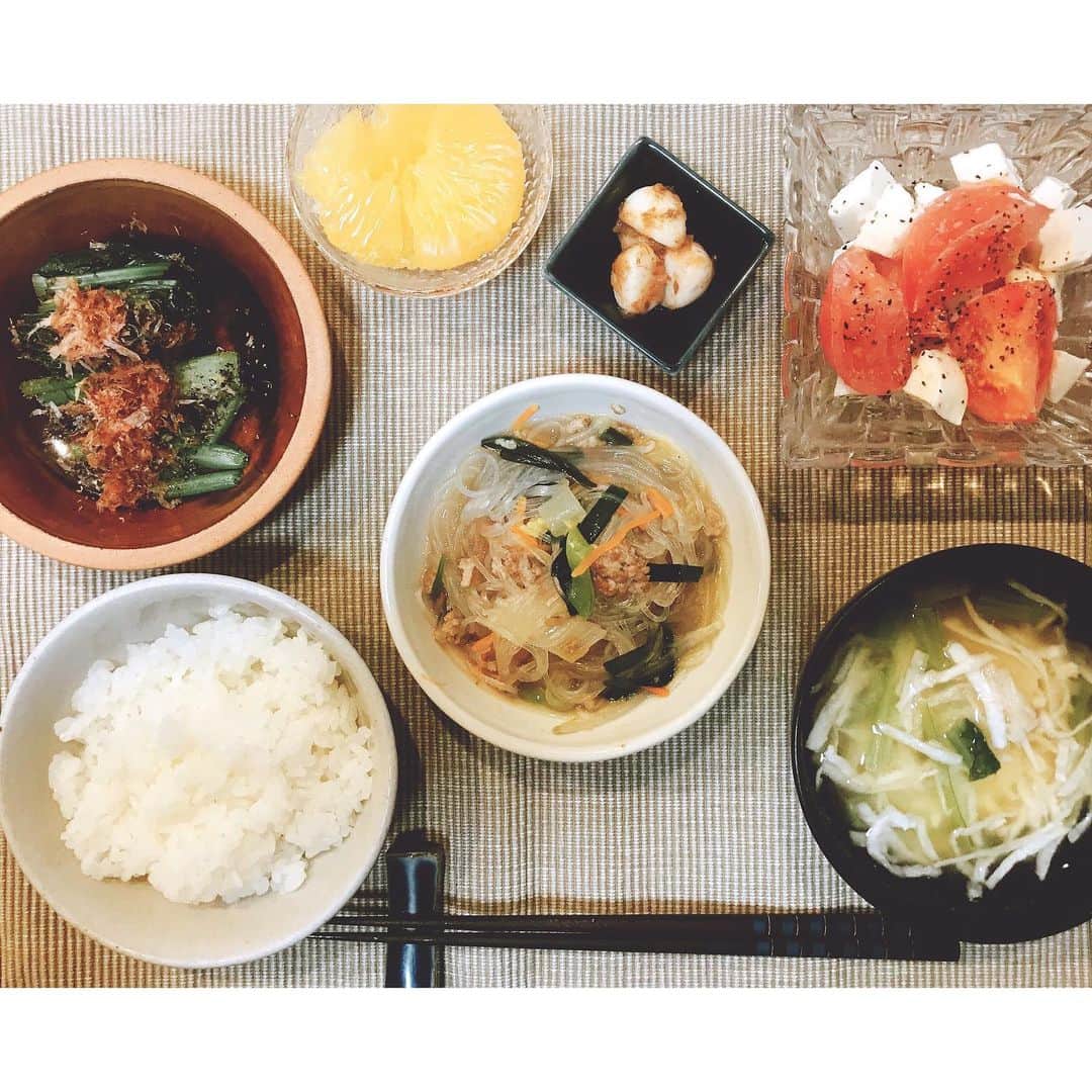阿部純子さんのインスタグラム写真 - (阿部純子Instagram)「昨夜の #じゅんこ飯🍴 ・ #小松菜の煮浸し #トマトとモッツァレラ #ひき肉と春雨の炒め物  #お味噌汁 #にんにく梅肉  #甘夏 ・ 今日から、京都で撮影です。 集中モードですが、 息抜きも大切だよねっ リラックスがムズカシイ、阿部ですっ😊てへ  みなさんはリラックス時間に何をしていますか？  インスタはちょこっと息抜き時間です♡」4月4日 21時17分 - junkoabe_official