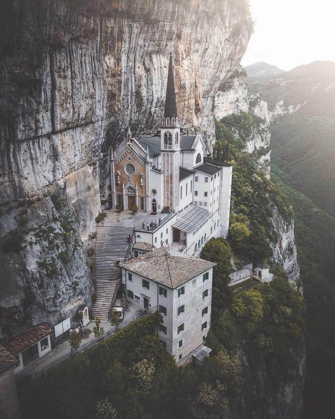 BEAUTIFUL DESTINATIONSさんのインスタグラム写真 - (BEAUTIFUL DESTINATIONSInstagram)「Did you know: The Santuario Madonna della Corona was purposely built in a location difficult to access — a vertical cliff face on Italy's Mount Baldo — so it could serve as a place for (very literal) silent reflection? Would you make the trek to visit this stunning church in person? (📷: @moners 📍: Santuario Madonna della Corona, #Italy )」4月4日 21時18分 - beautifuldestinations