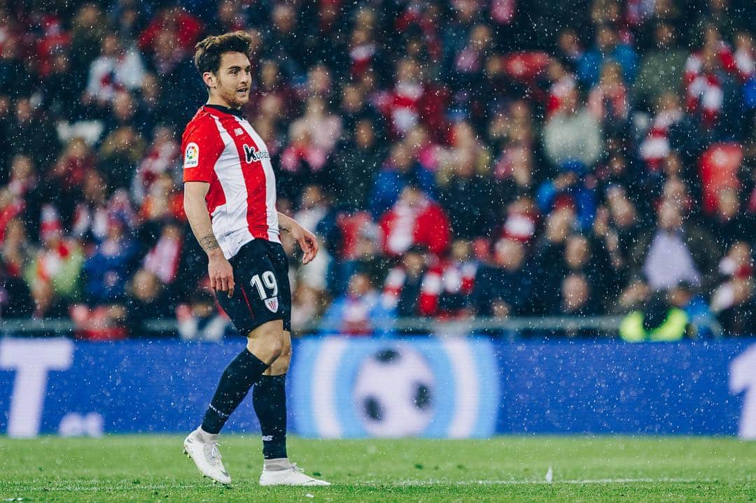 イバイ・ゴメスのインスタグラム：「‪3 puntos más para seguir con la gran racha en casa 🏟‬ ‪E león ya no está tan herido 😬🙈‬ ‪43, primer objetivo conseguido y muy ilusionados con lo que resta de temporada.‬ ‪¡En 3 días una nueva oportunidad! 💪🏼‬ ‪GRACIAS San Mamés! 🙌🏼‬ ‪Aupa @athleticclub ! 🦁🔴⚪️‬ ‪#goruntzbegira 🧗‍♂️‬ 📸: @edudf 👌🏼」